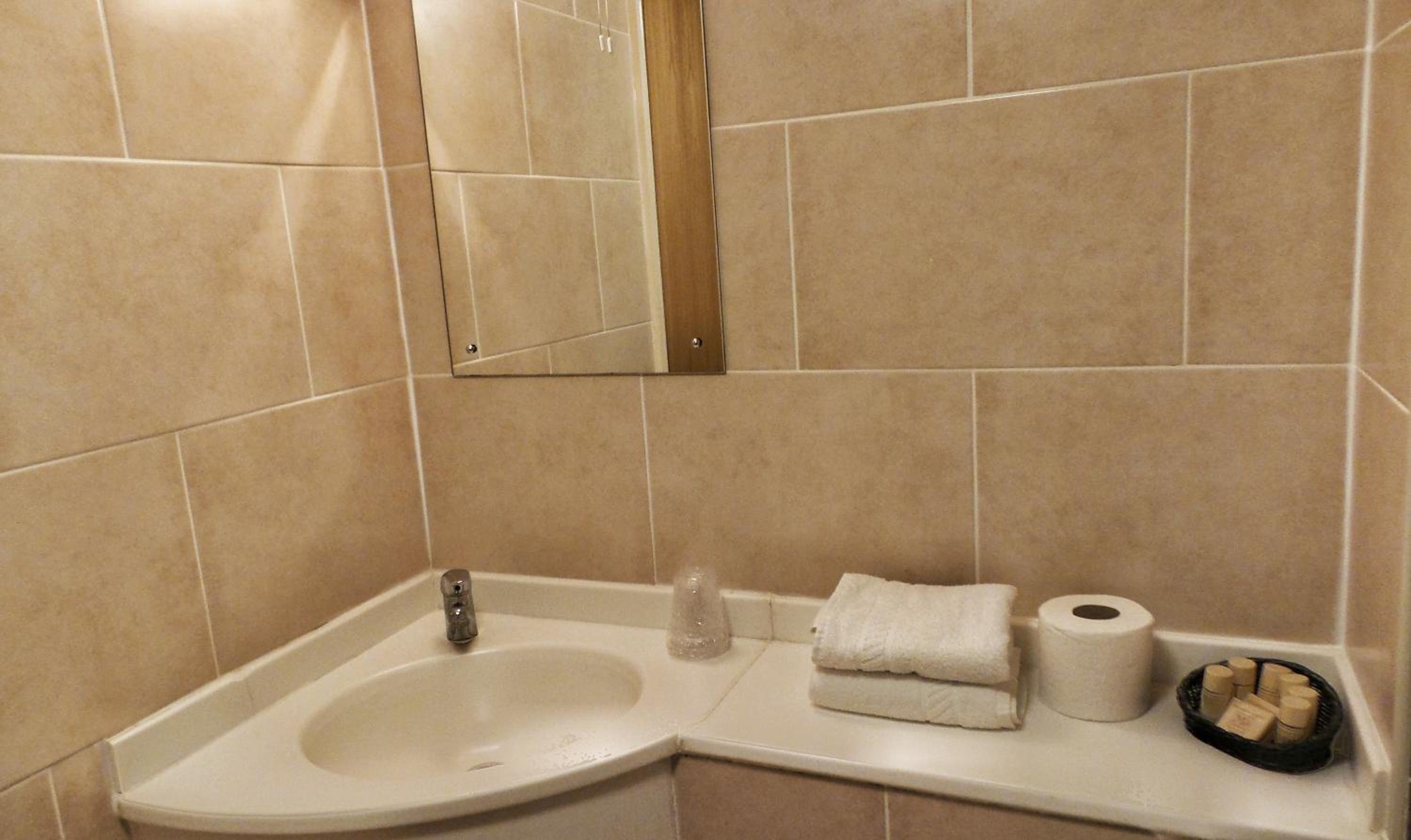 Double Room - Photo 7
