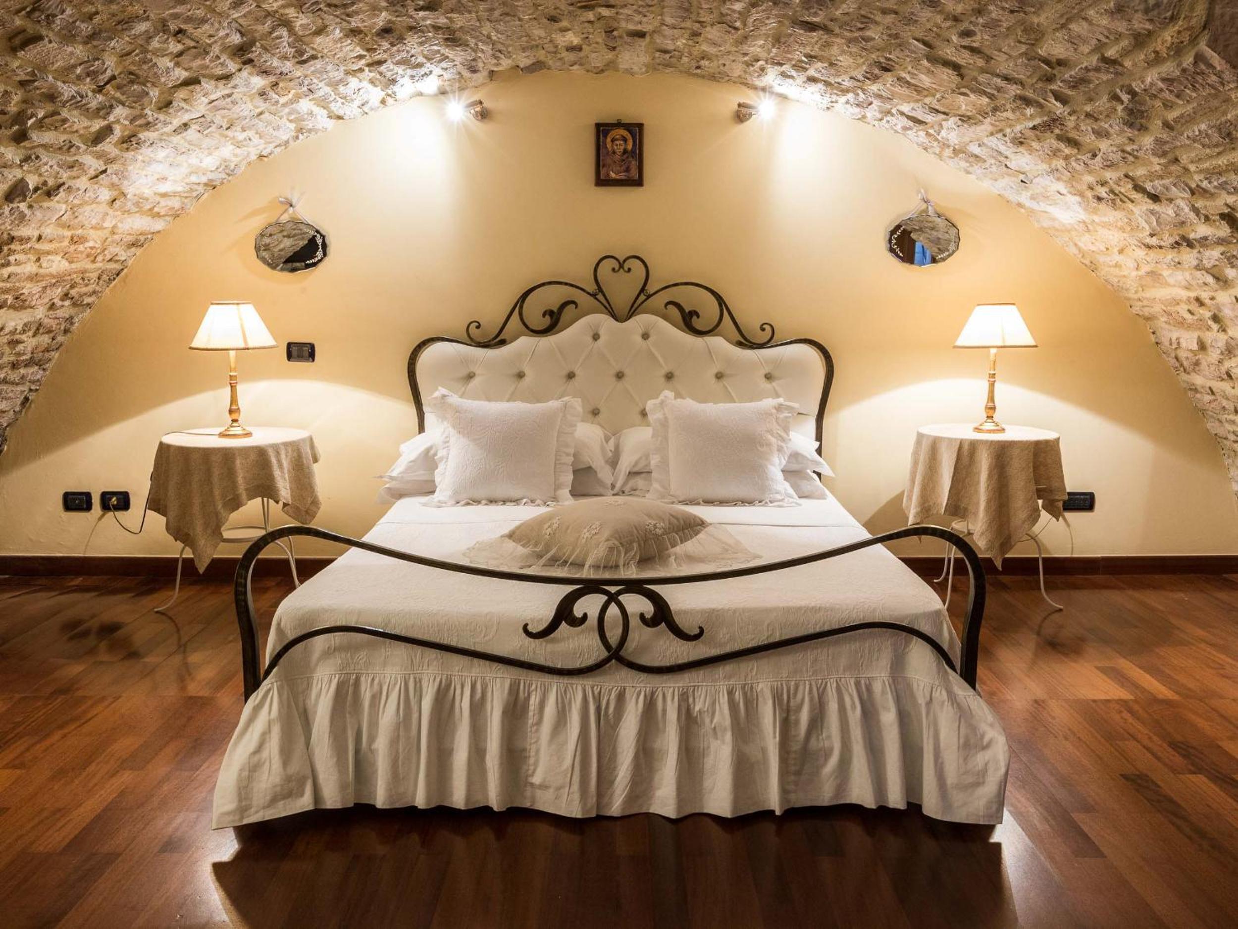 Suite - Photo 1