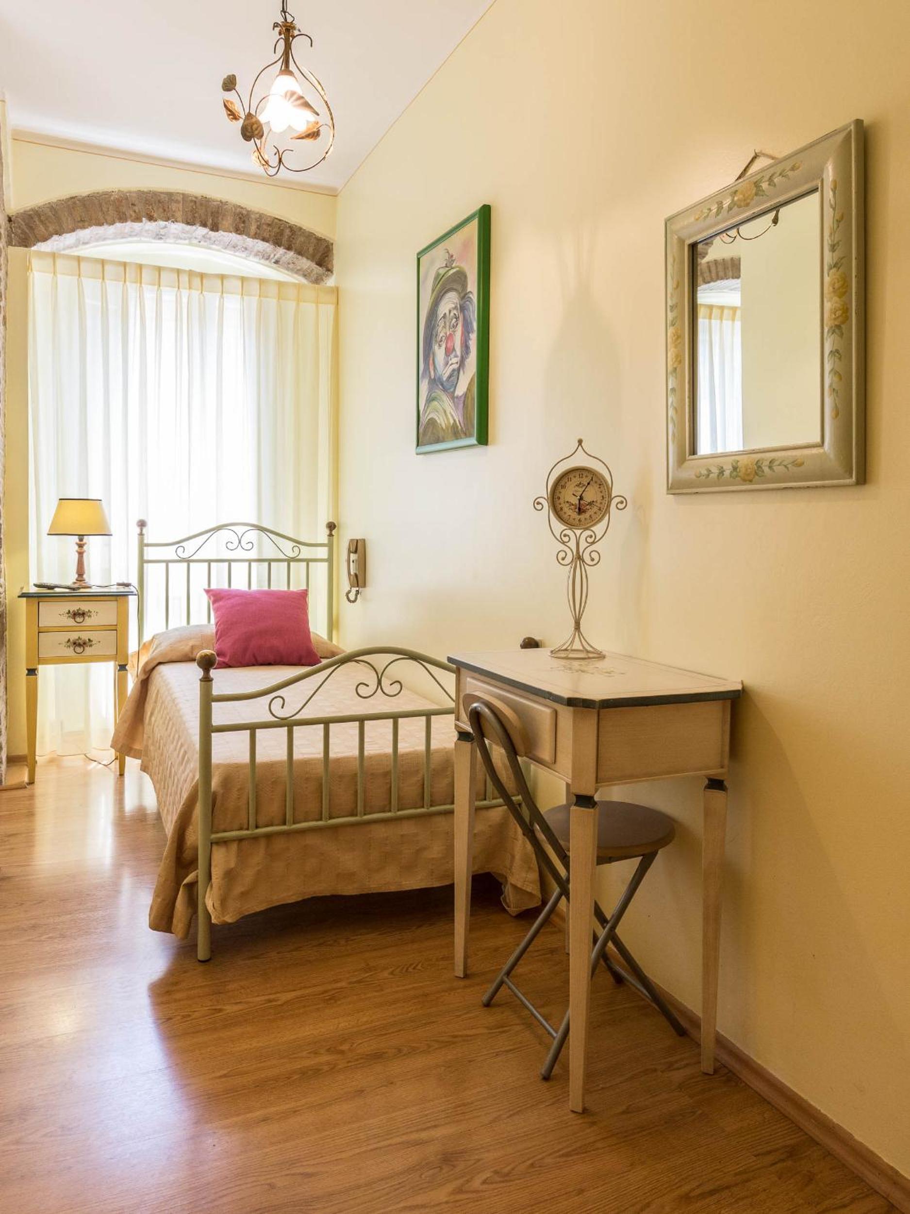 Twin Room with Private External Bathroom - Photo 2