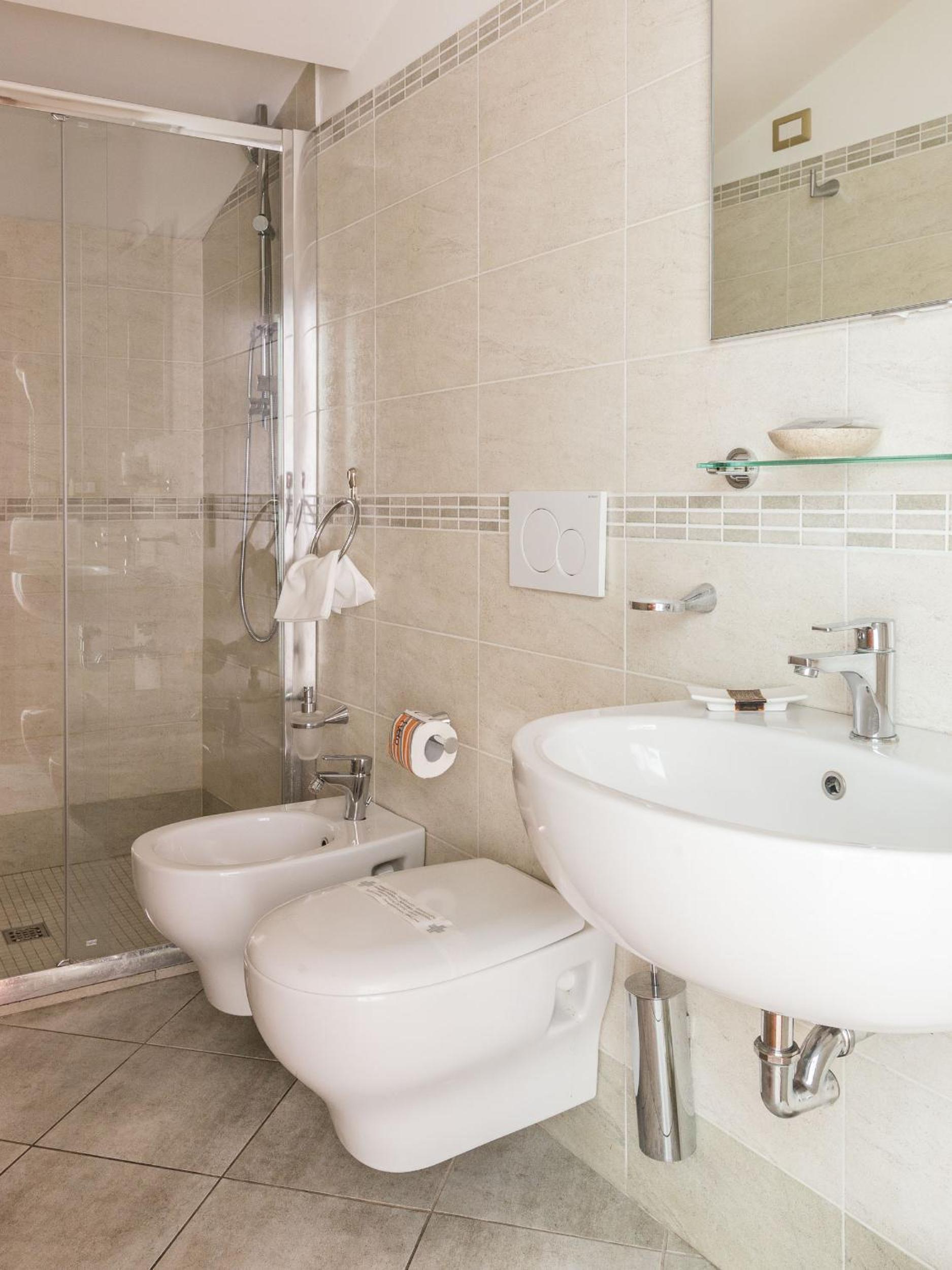 Family Room with Private Bathroom - Photo 3
