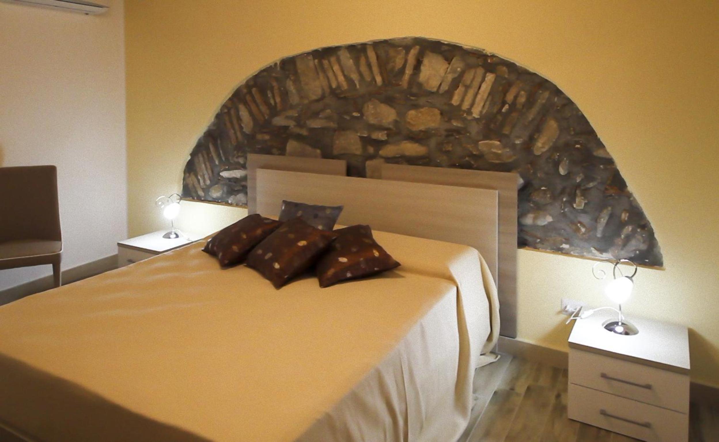 Two-Bedroom House - Photo 2