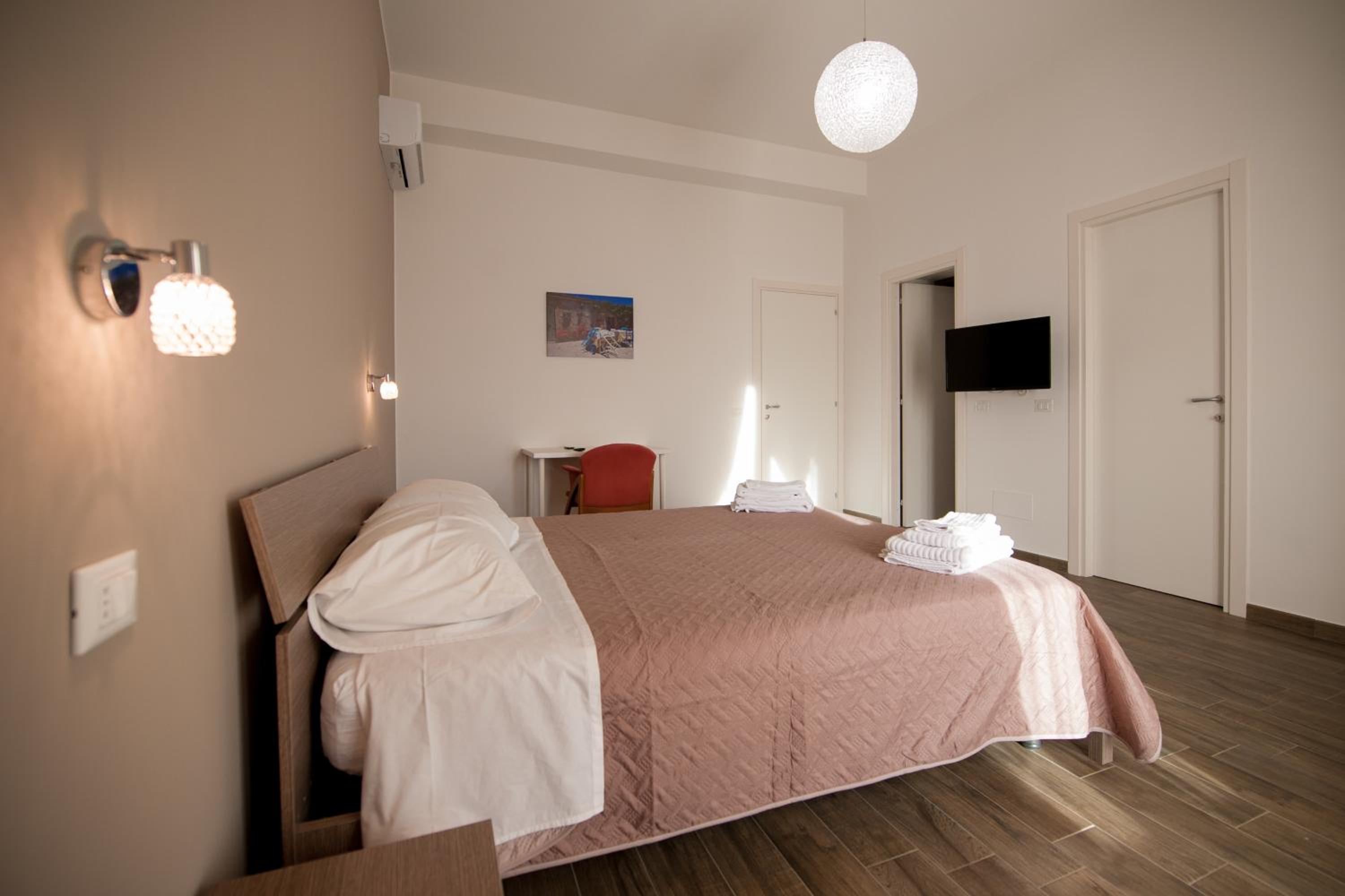 Superior Double or Twin Room with Pool View photo 1