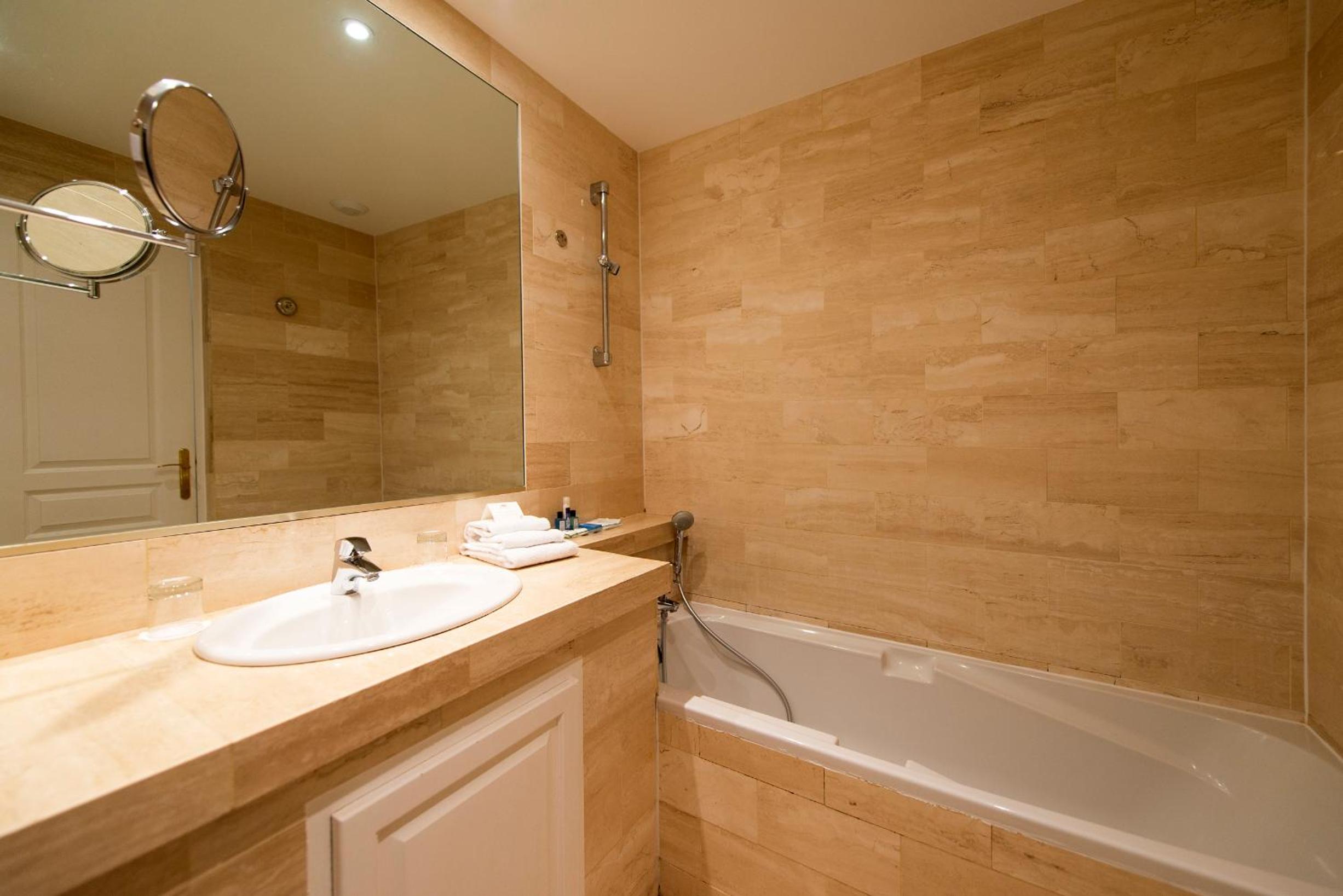 Superior Room with Sea View - Photo 10