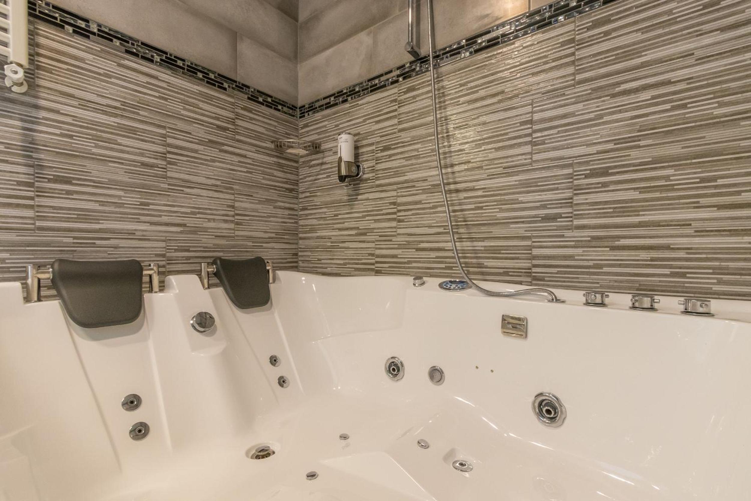 Deluxe Double Room with Spa Bath  - Photo 2