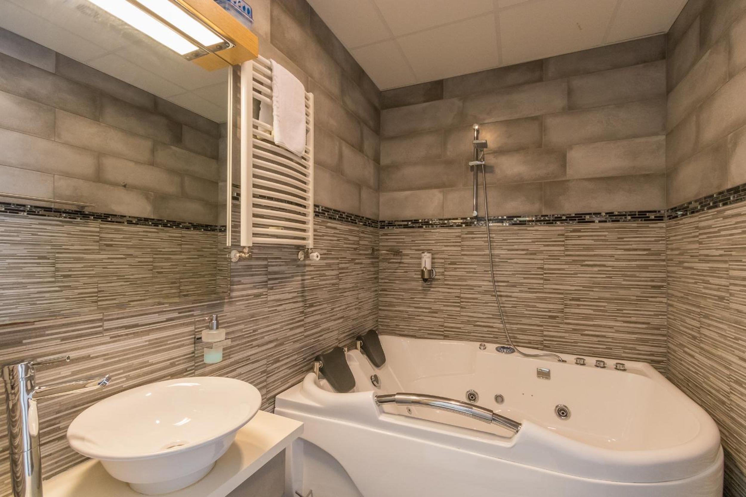 Deluxe Double Room with Spa Bath  - Photo 6