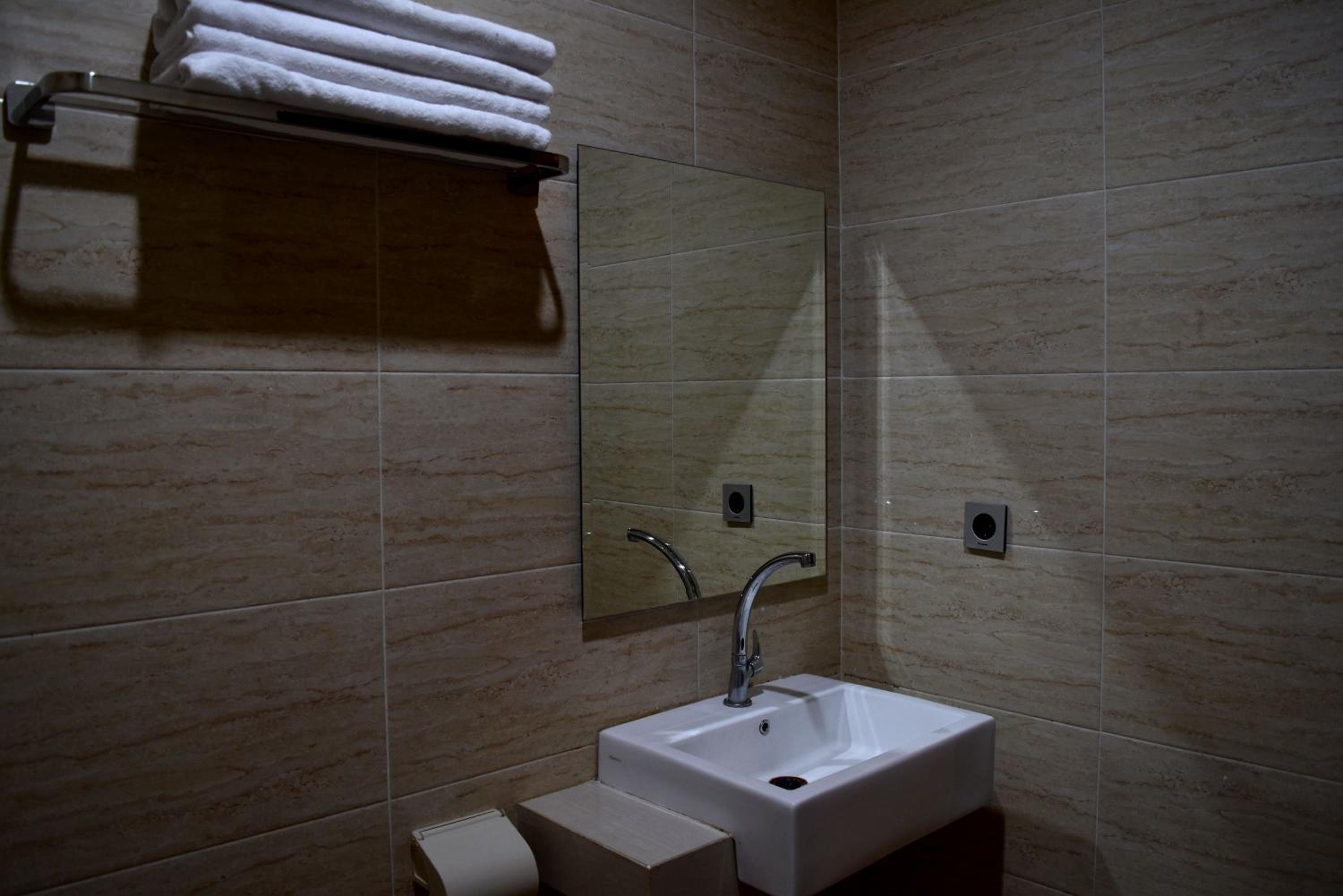 Deluxe Double Room - Photo 9