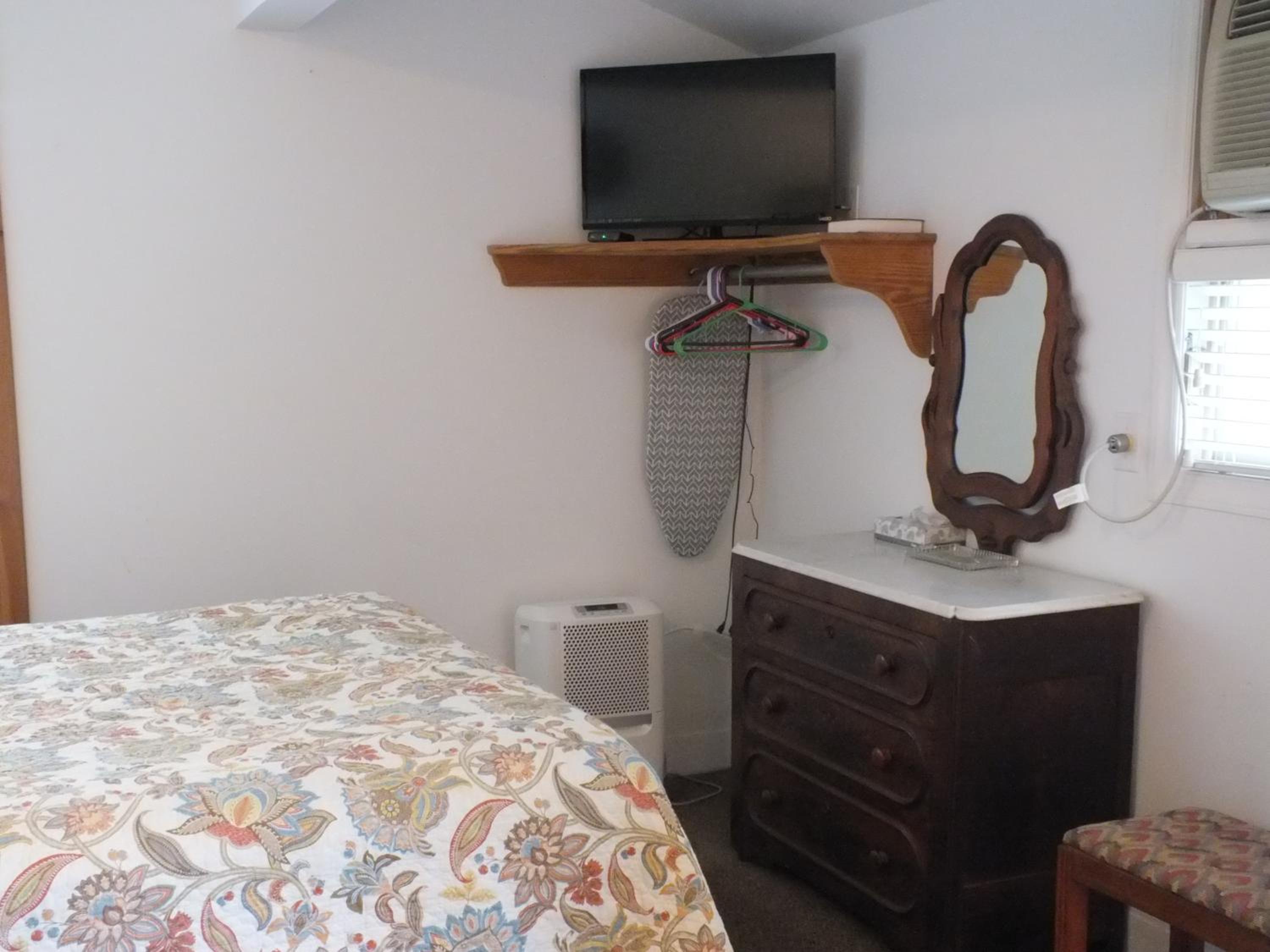 Queen Room - Non-Smoking - Photo 5