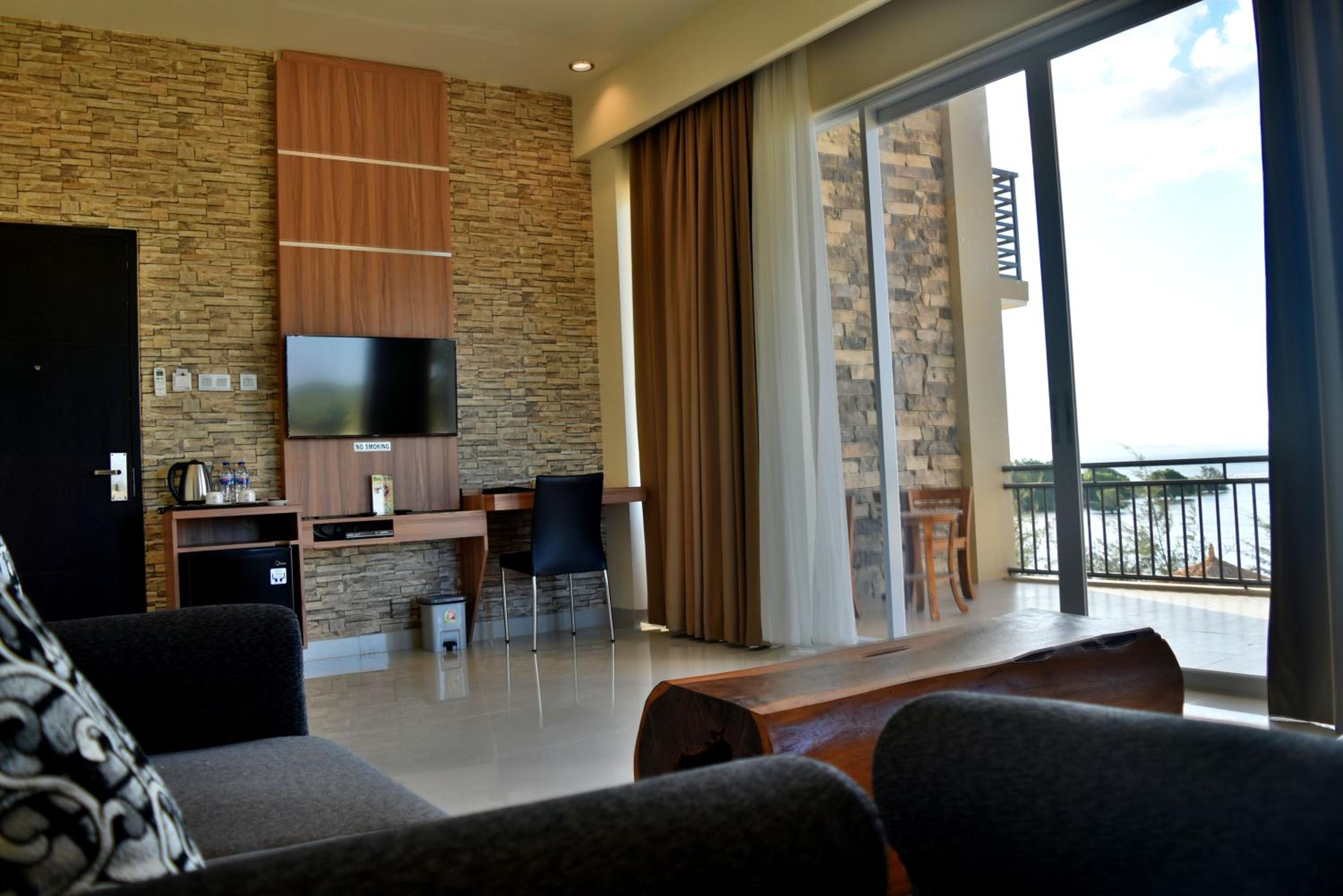 Suite - Photo 7