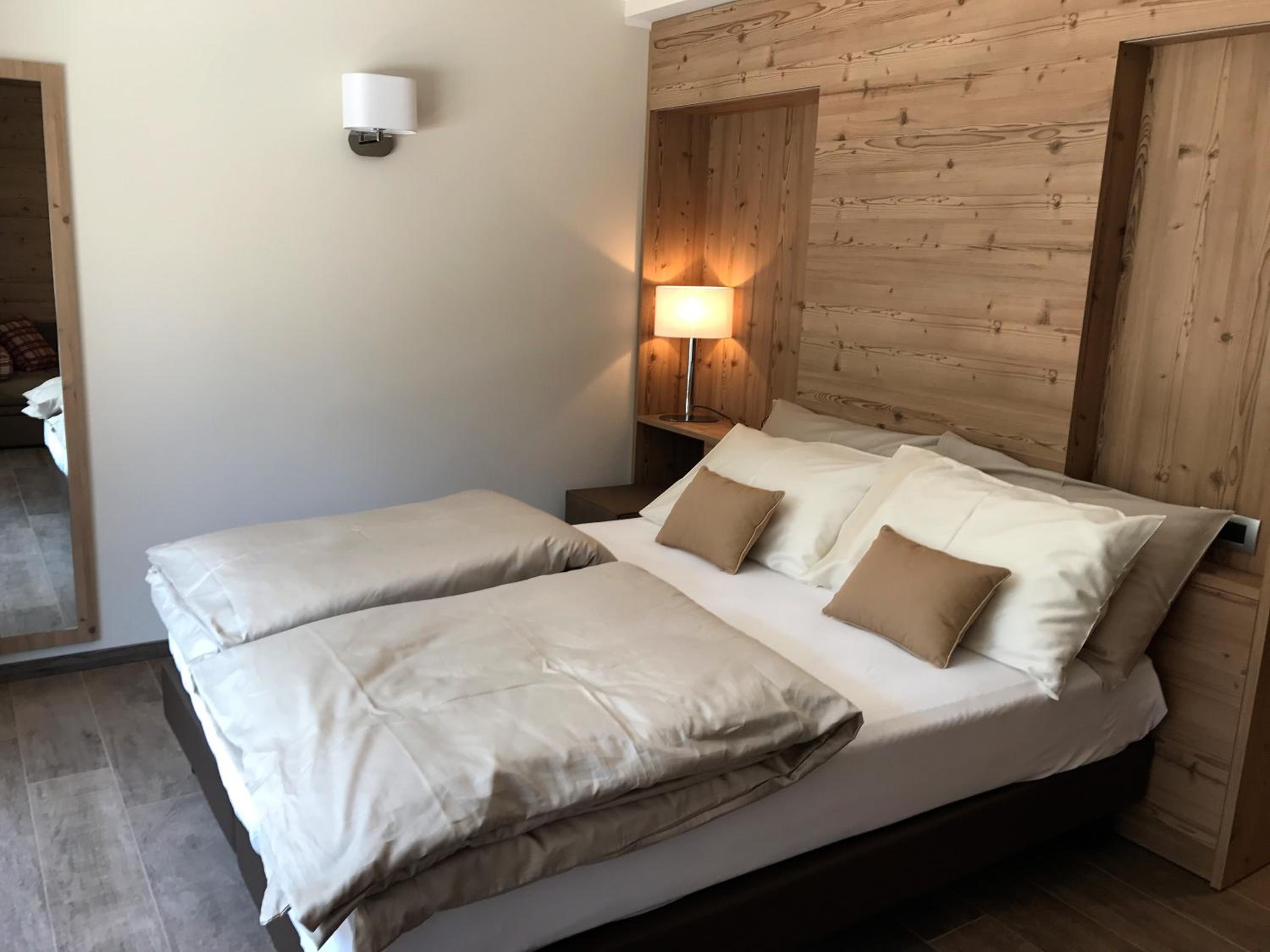 Deluxe Double Room with Balcony - Photo 8