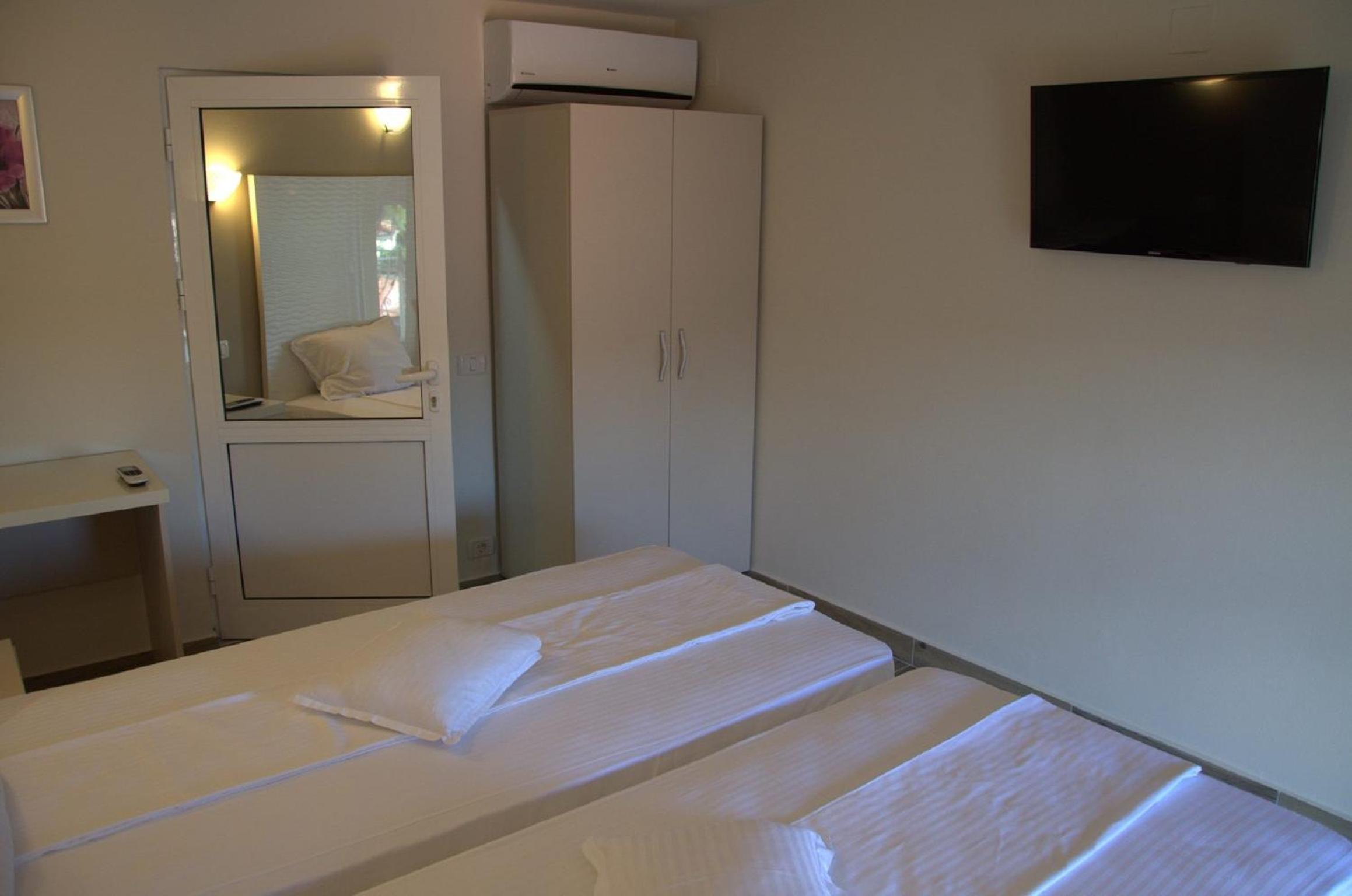 Twin Room - Photo 18
