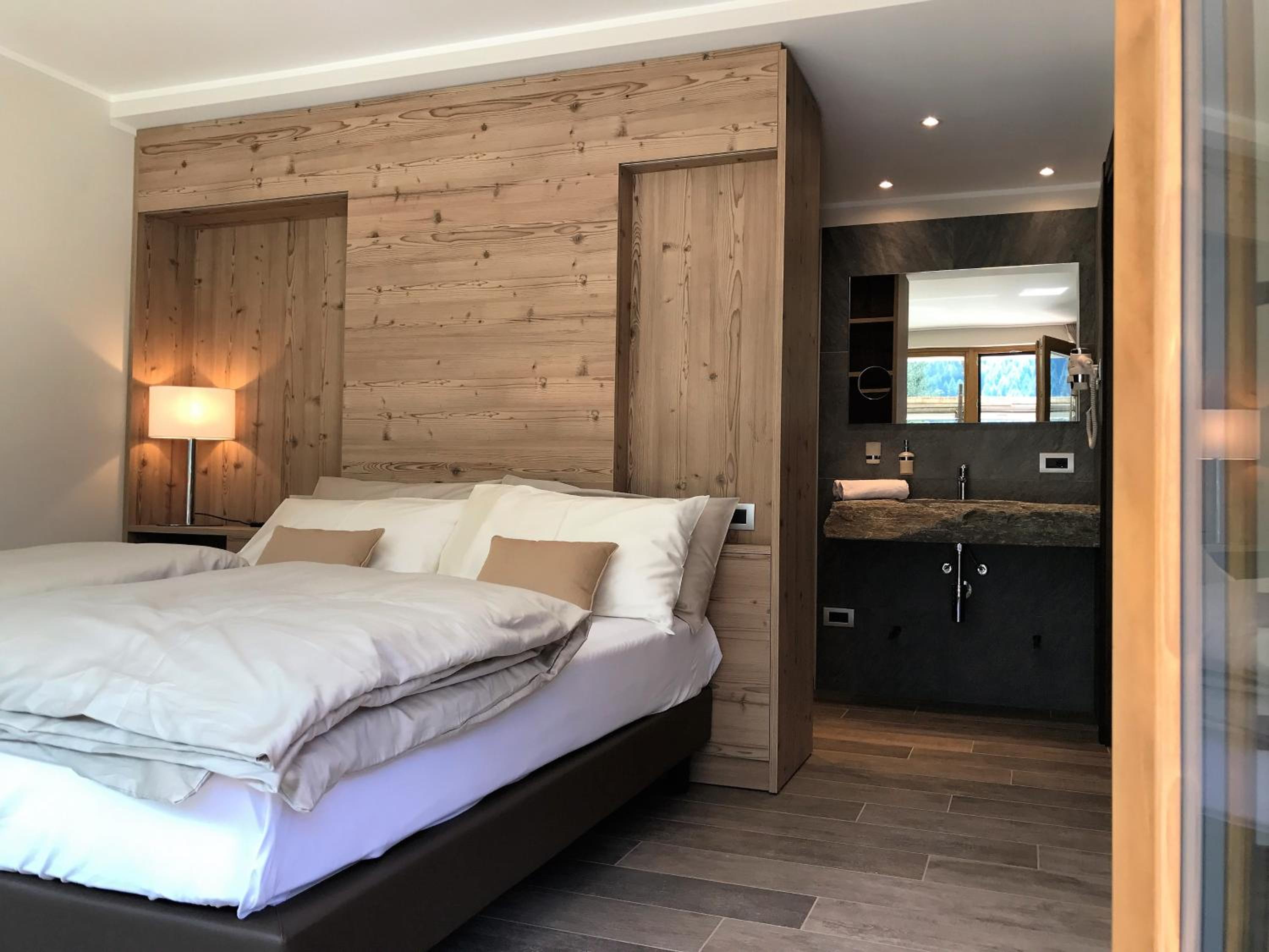 Deluxe Double Room with Balcony - Photo 6