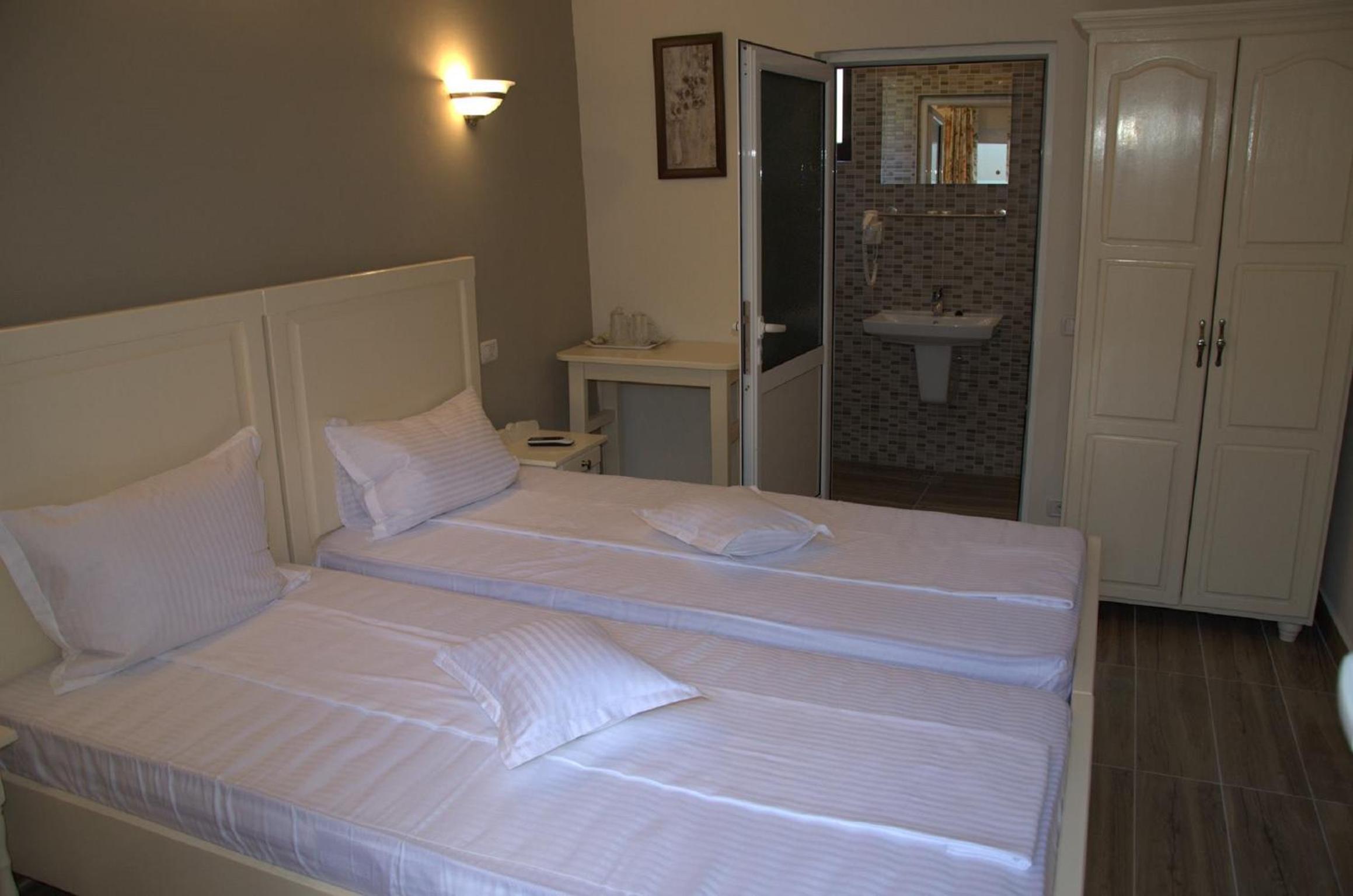 Twin Room - Photo 13