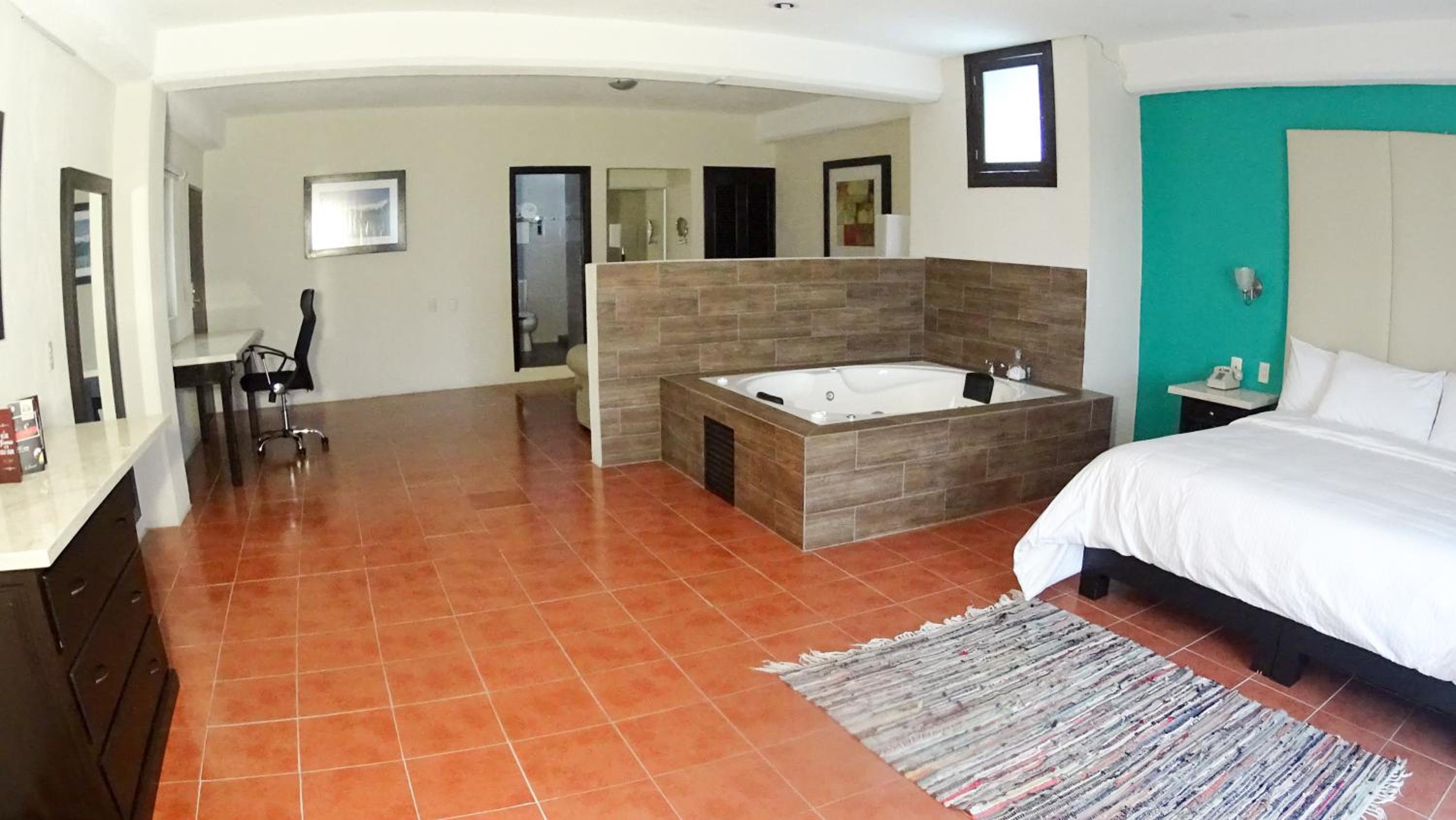 Suite with Hot Tub photo 2