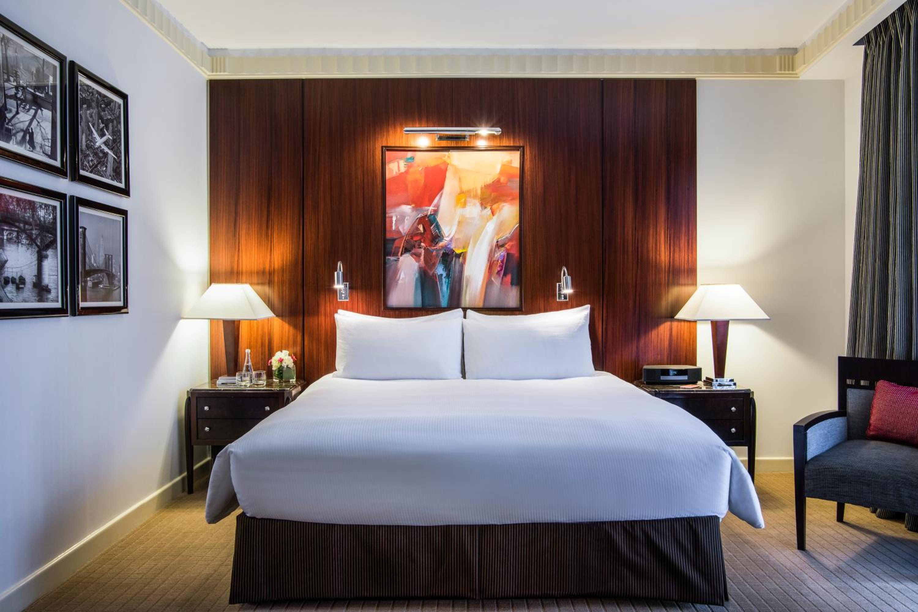 Luxury Queen Room - High Floors thumbnail 5