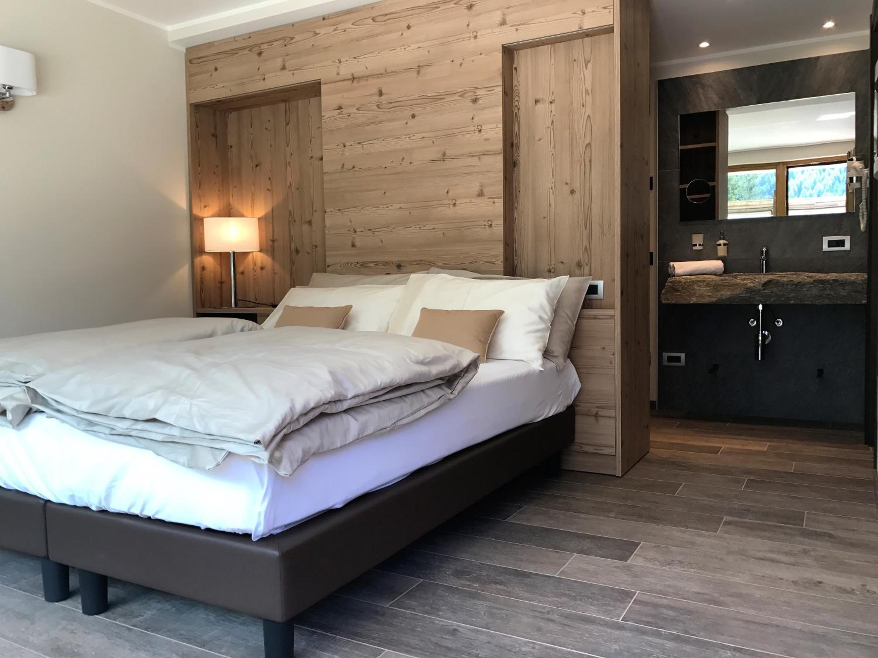 Deluxe Double Room with Balcony - Photo 5