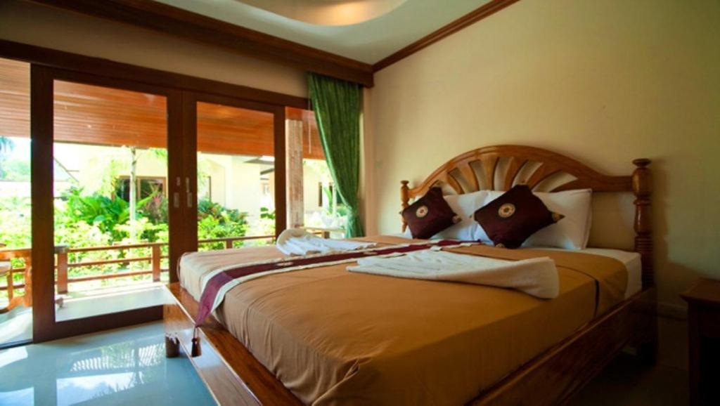 Deluxe Double Room with Balcony - Photo 12