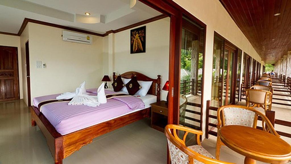 Deluxe Double Room with Balcony - Photo 11