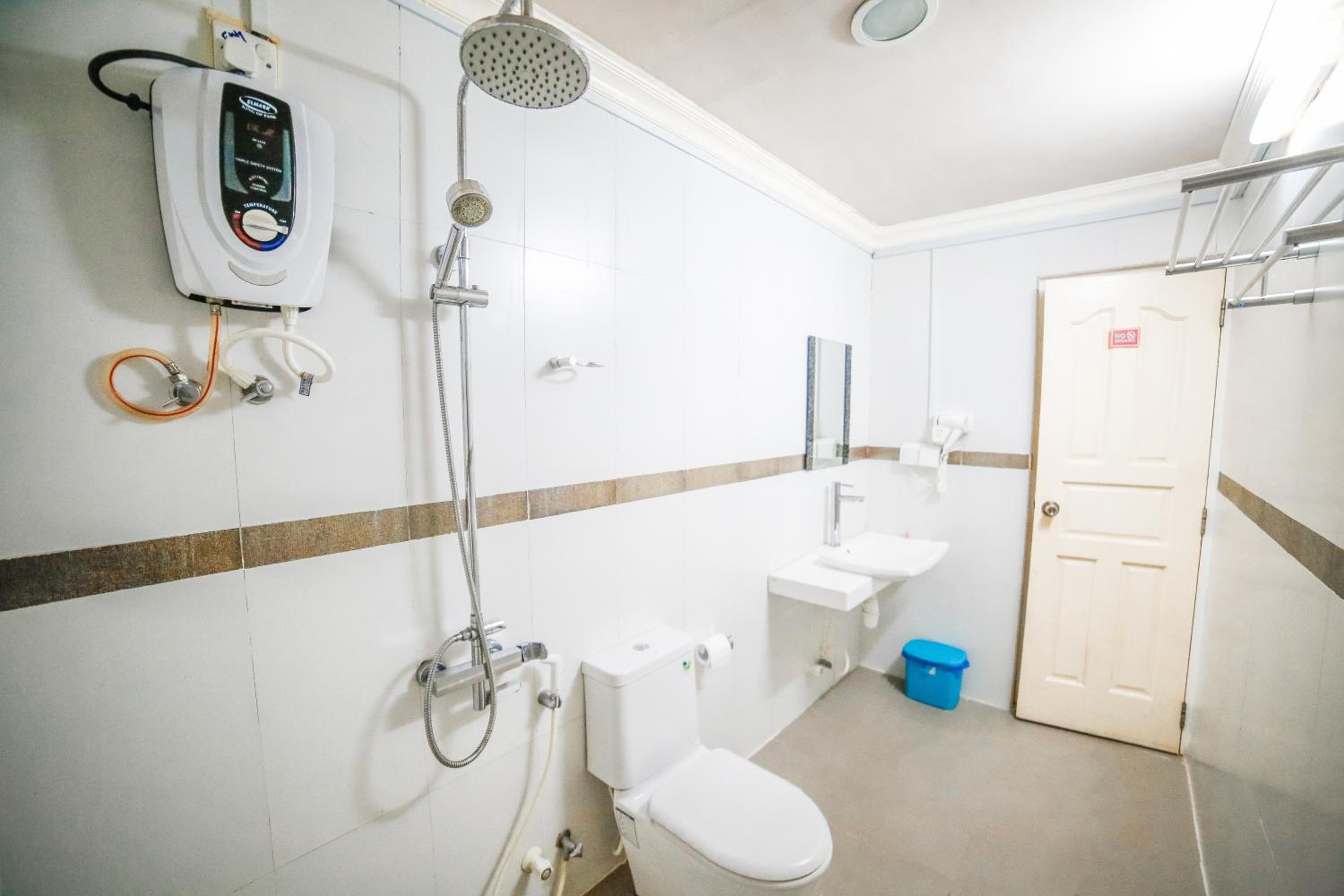 Deluxe King Room with Street View - Photo 2