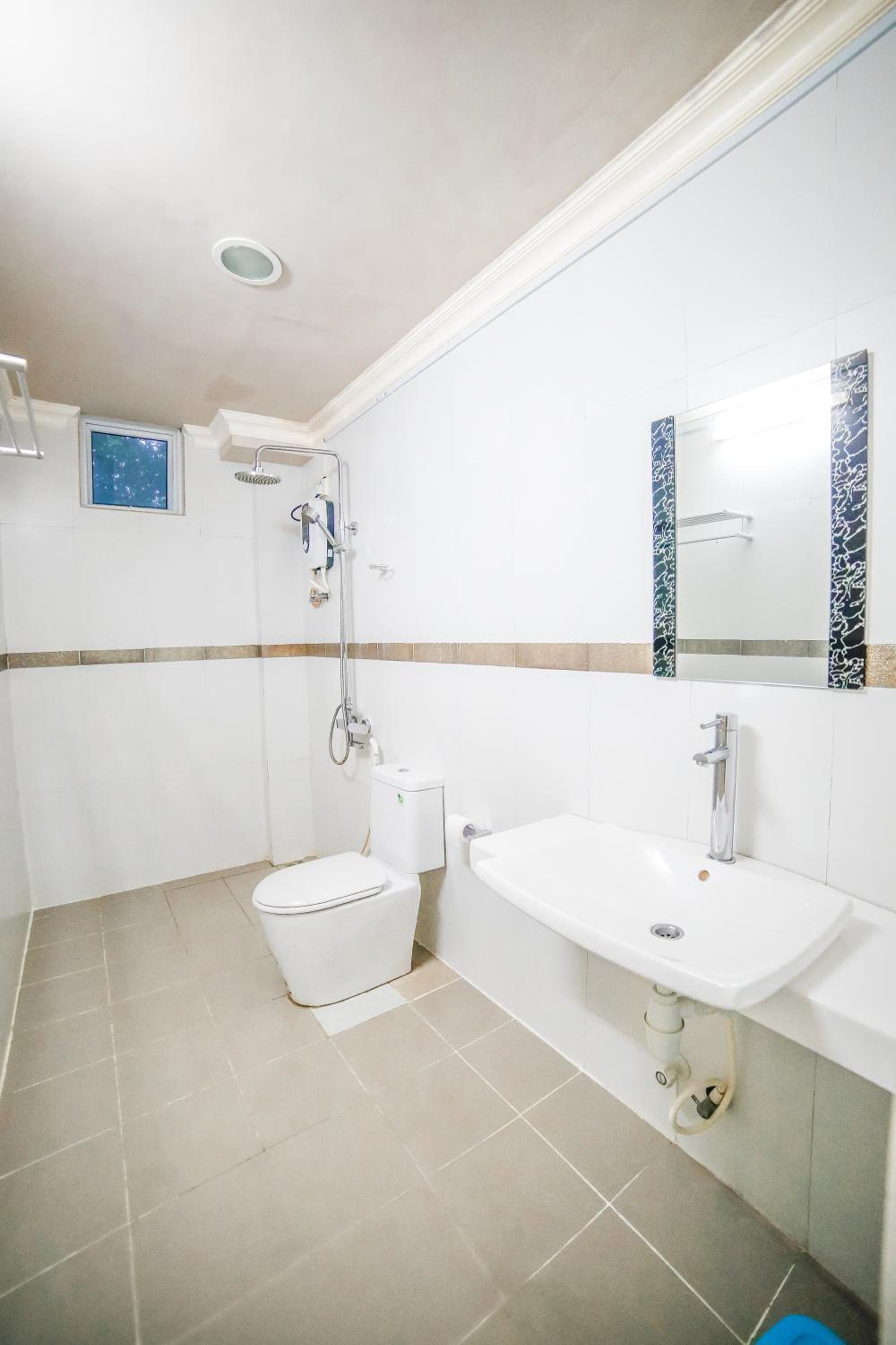 Deluxe King Room with Street View - Photo 9