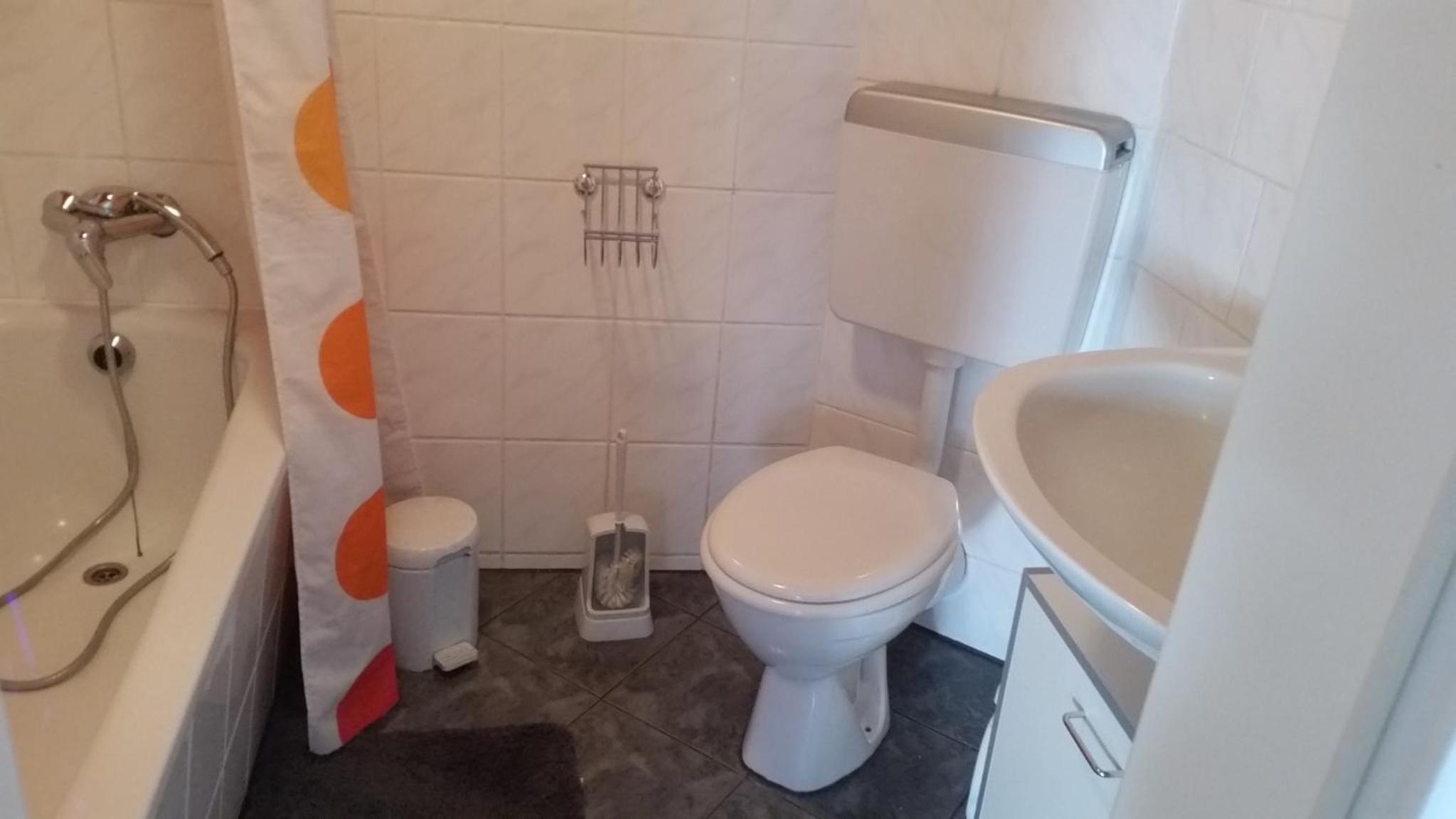 Twin Room with Private Bathroom - Photo 2
