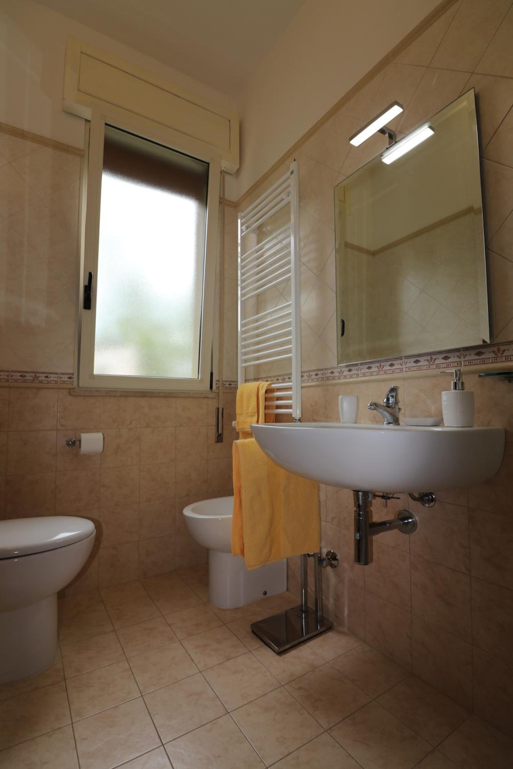 Double or Twin Room with Private Bathroom - Photo 5