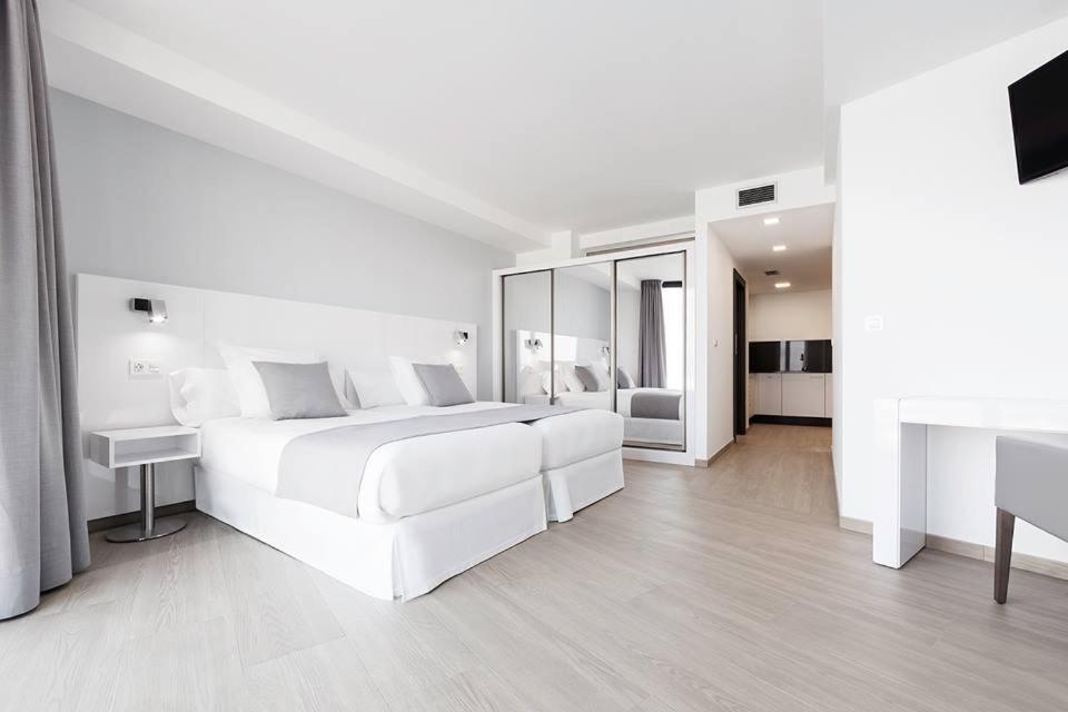 One-Bedroom Apartment with Sea View - Photo 3
