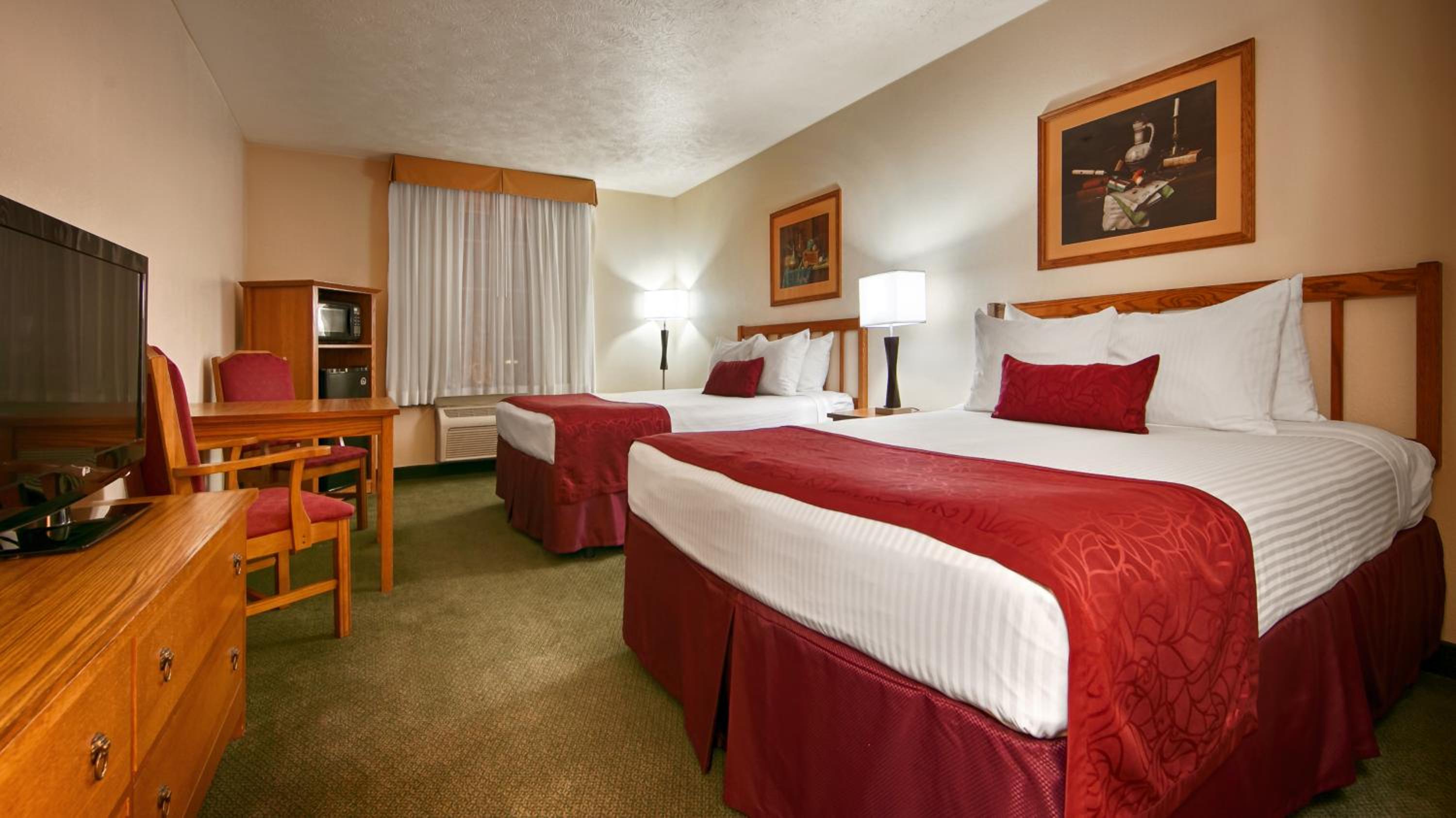 Queen Room with Two Queen Beds - Non-Smoking - Photo 2