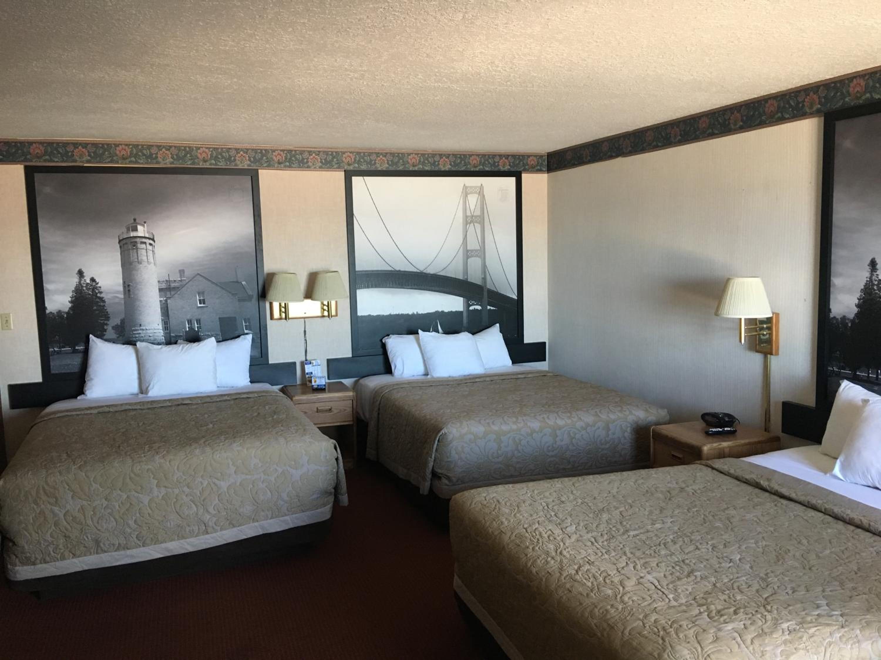 Lakefront Superior Queen Room with Three Queen Beds - Non-Smoking - Photo 3