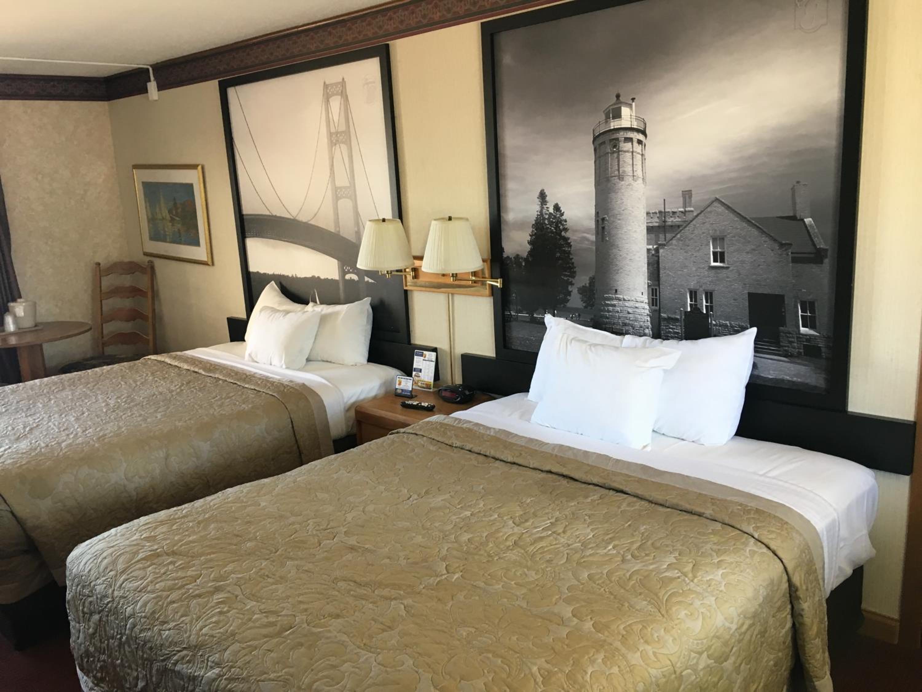 Queen Room with Two Queen Beds - Non-Smoking - Photo 2