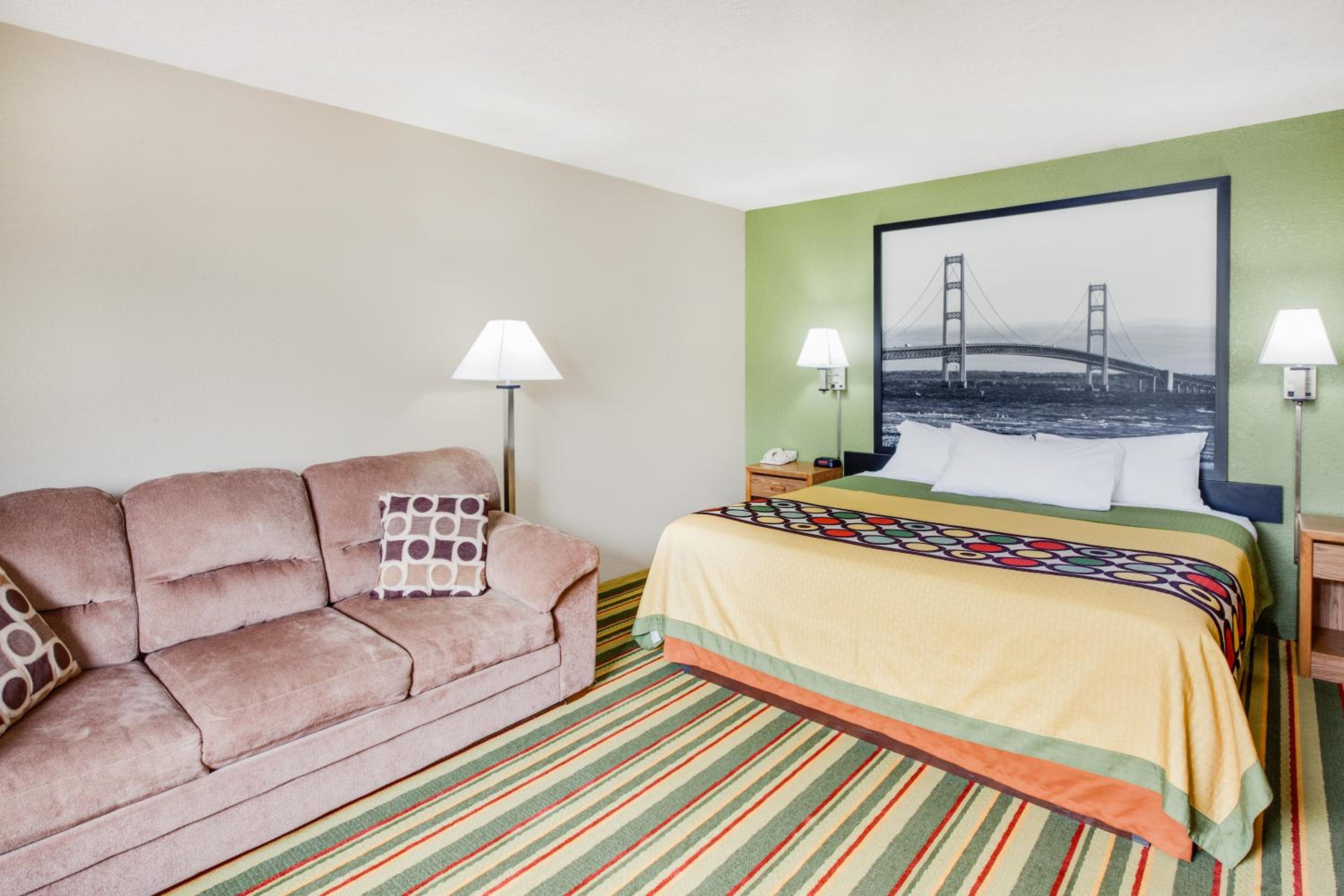 Deluxe King Suite - Non-Smoking - Photo 3