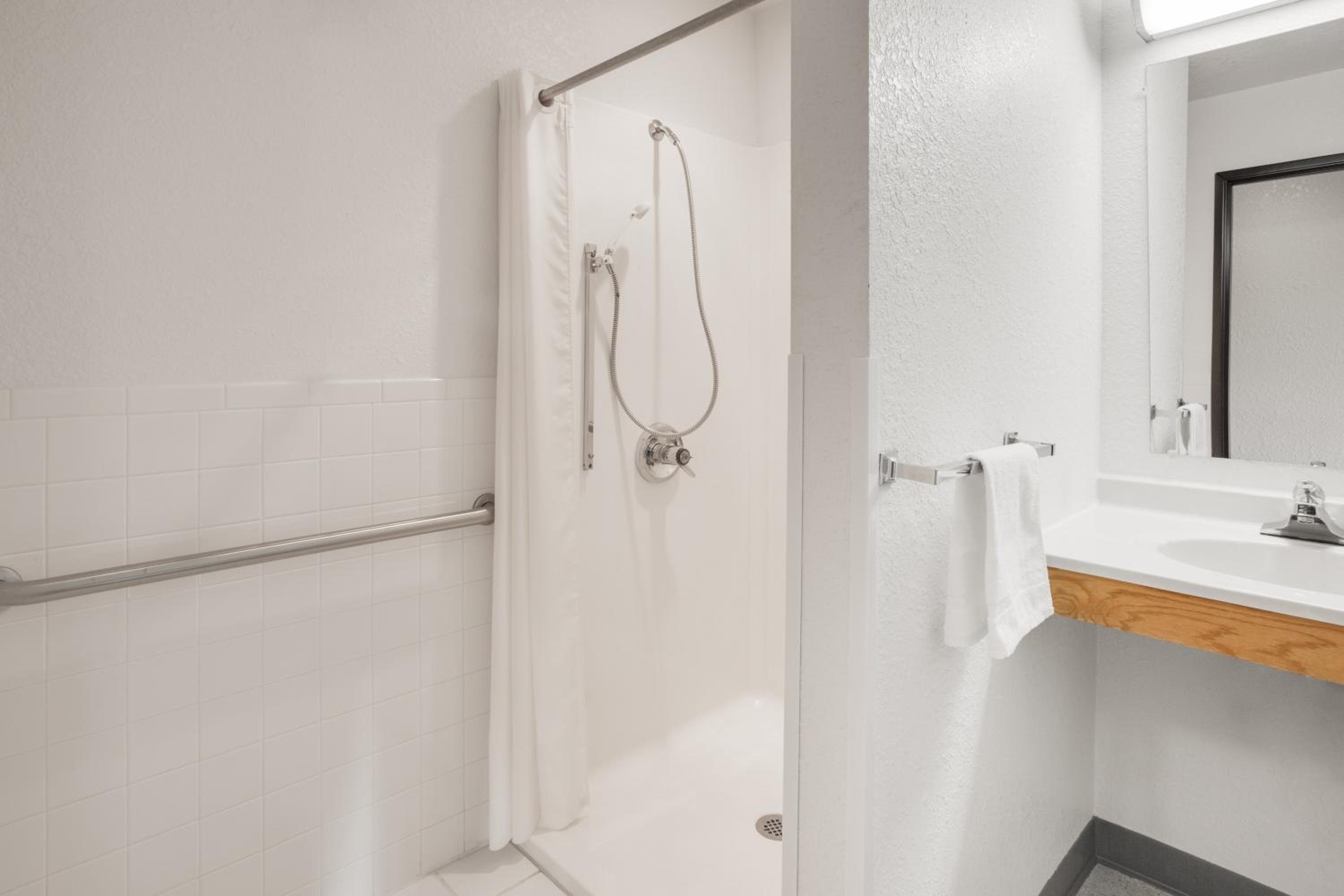 Queen Room - Mobility Access/Non-Smoking - Photo 4
