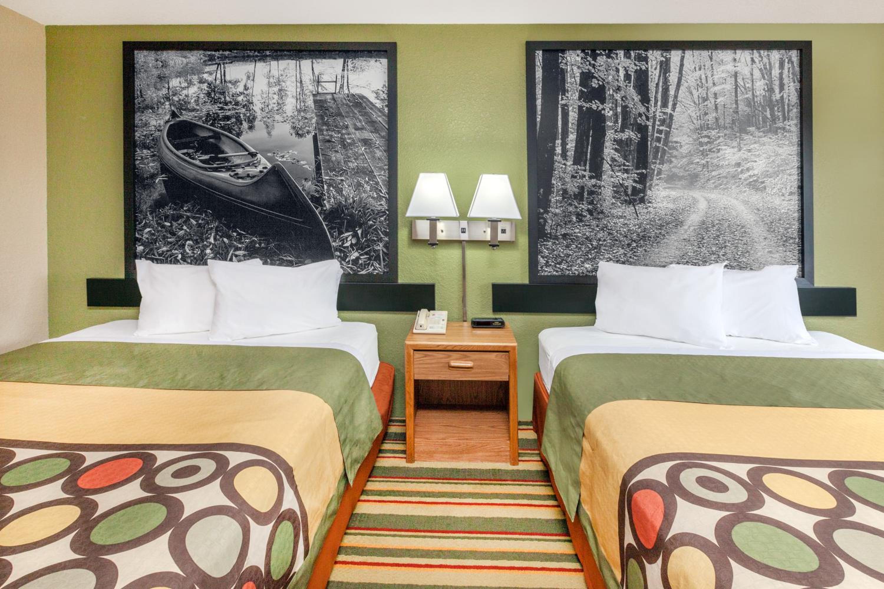 Queen Room with Two Queen Beds - Non-Smoking - Photo 3