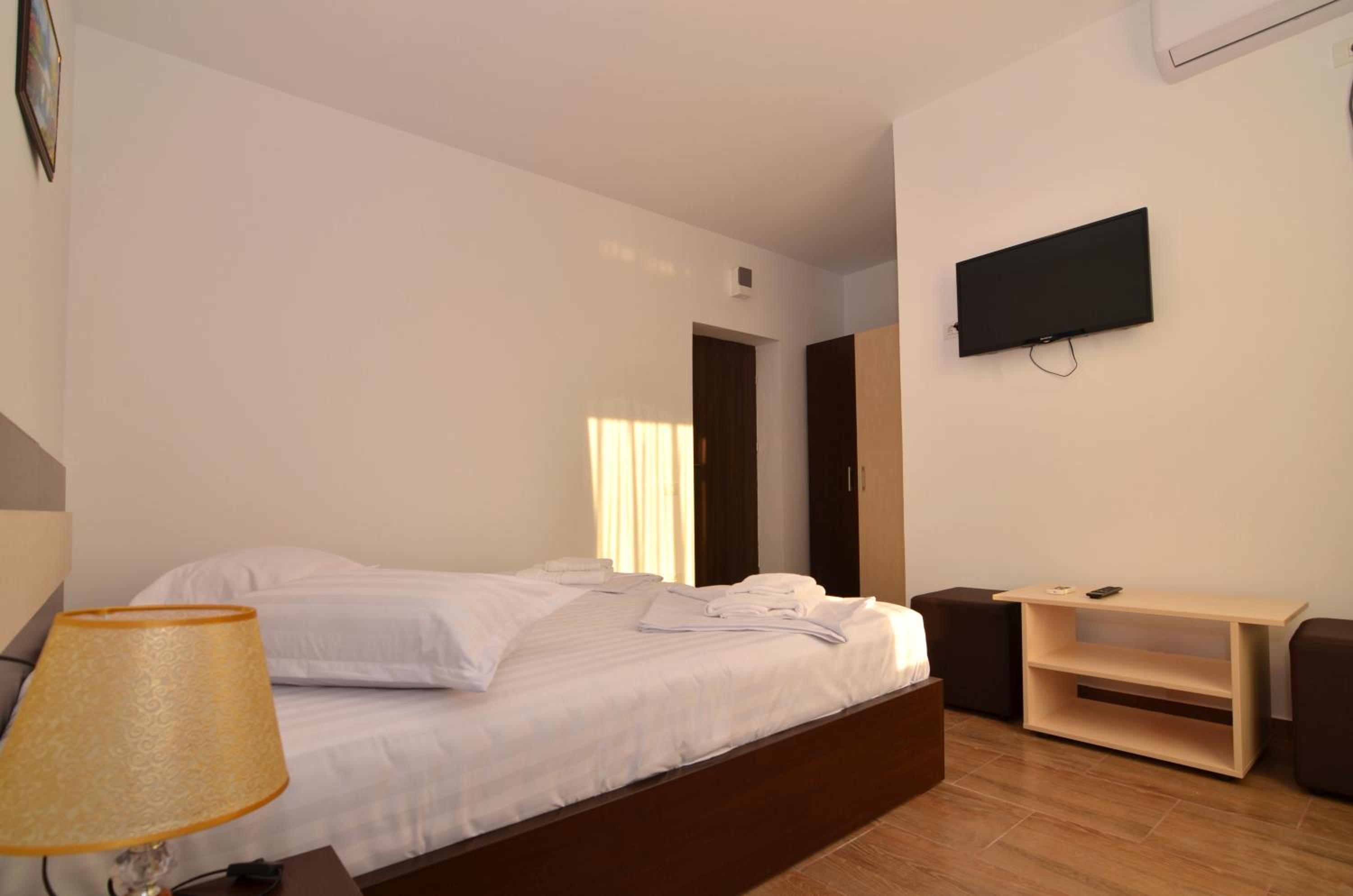 Twin Room with Balcony - Photo 3