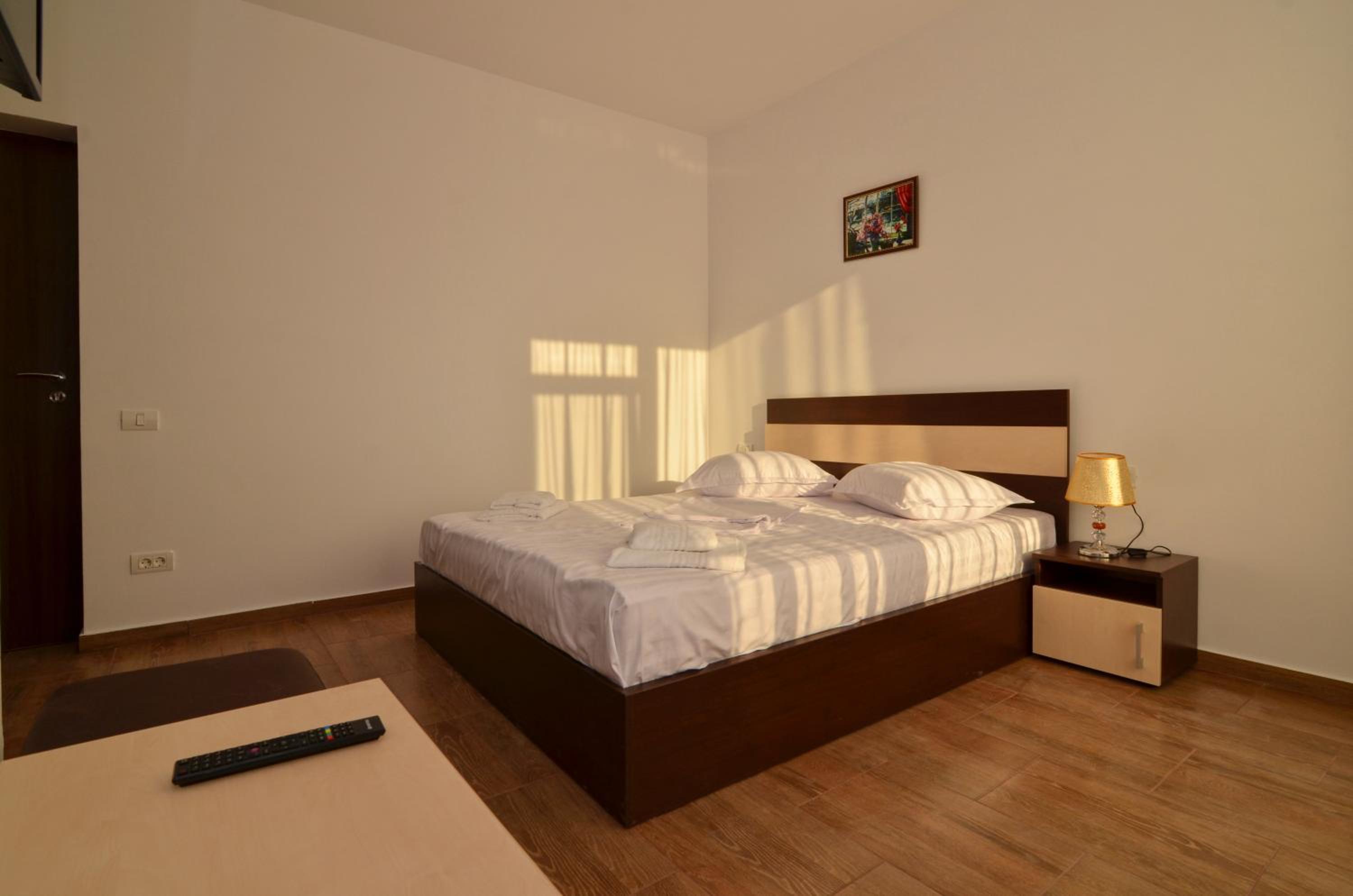 Double Room with Balcony - Photo 3
