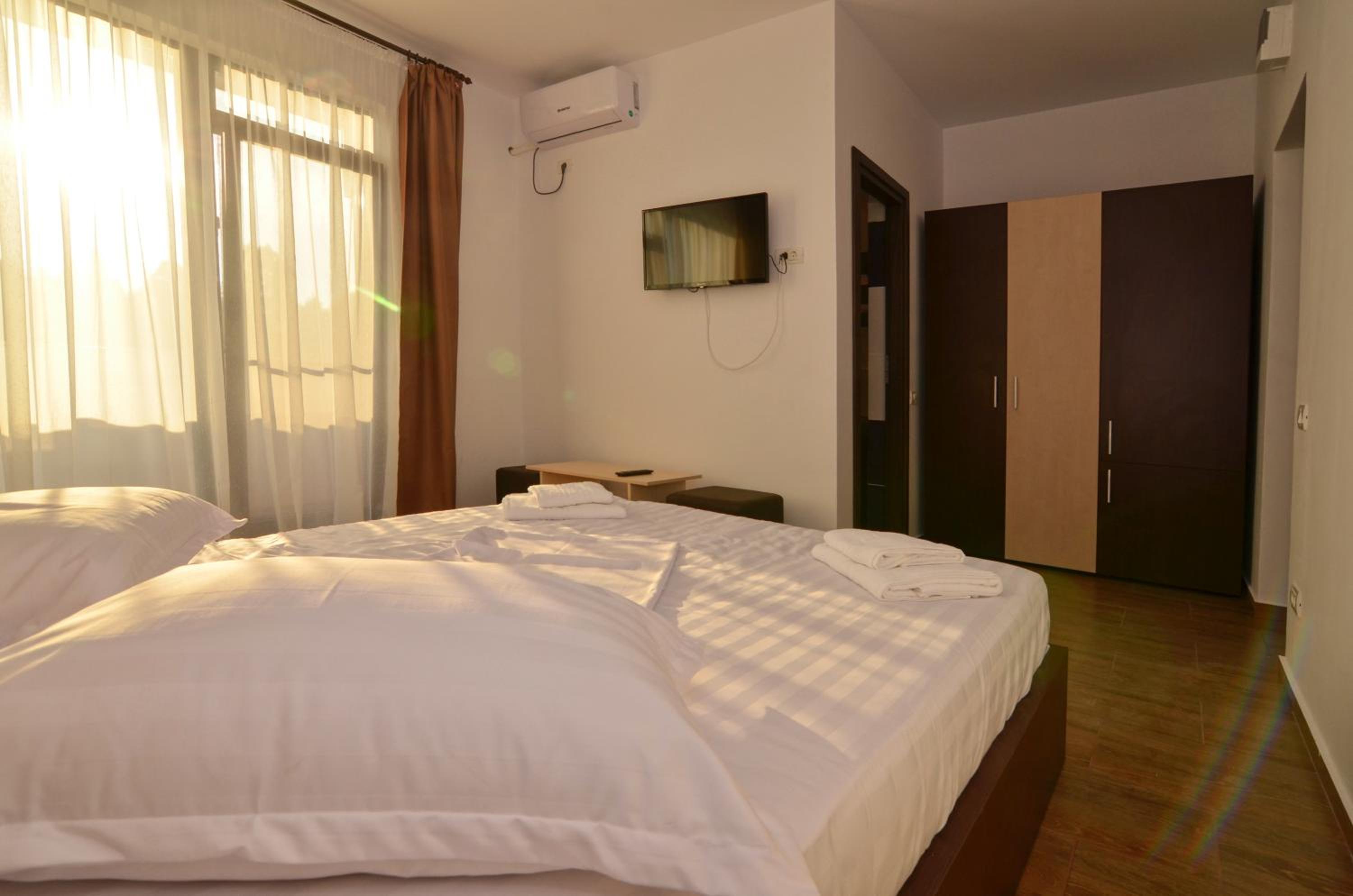 Double Room with Balcony - Photo 5