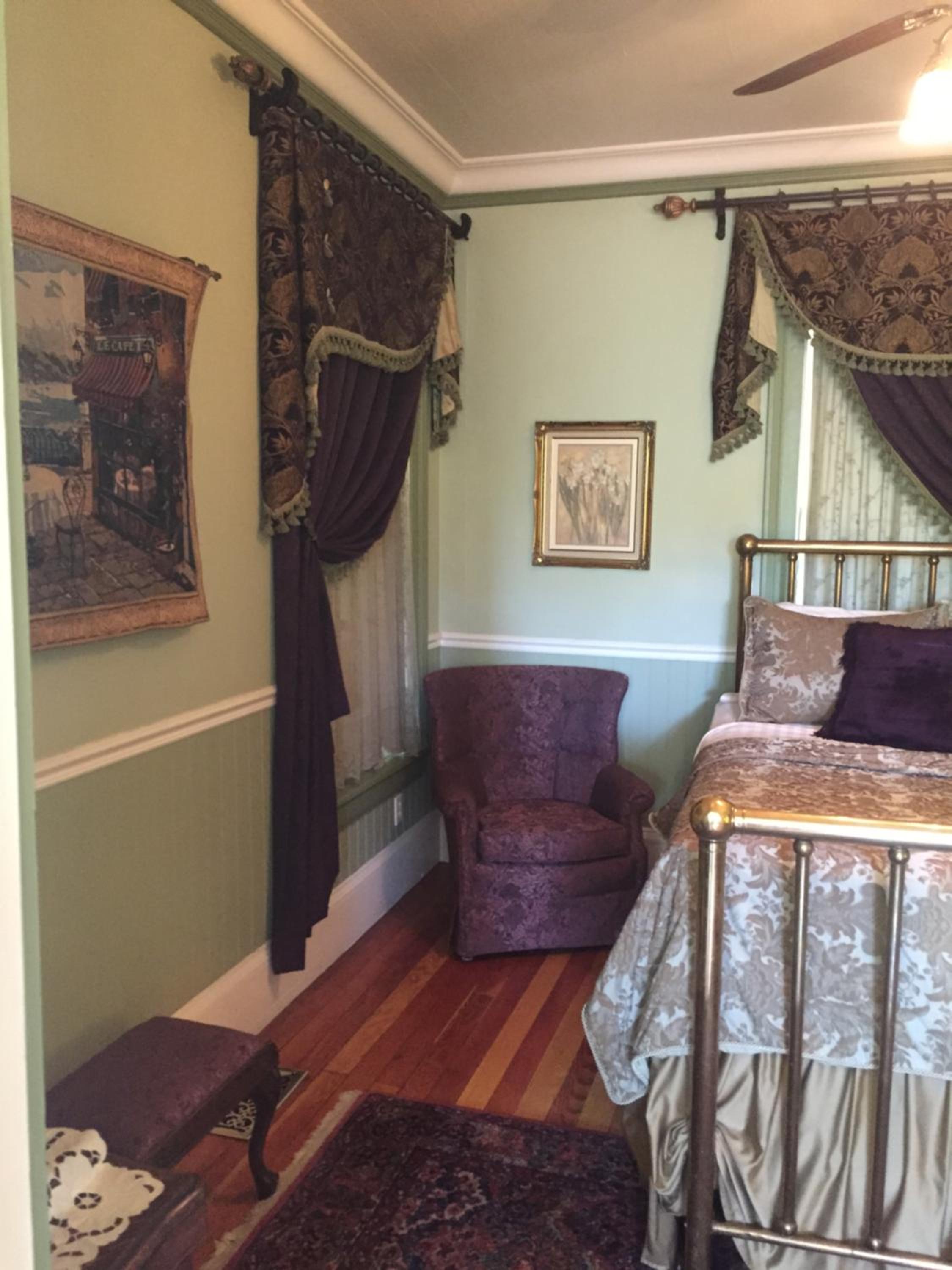 Queen Room with Private Bathroom - Disability Access #4 - Photo 8