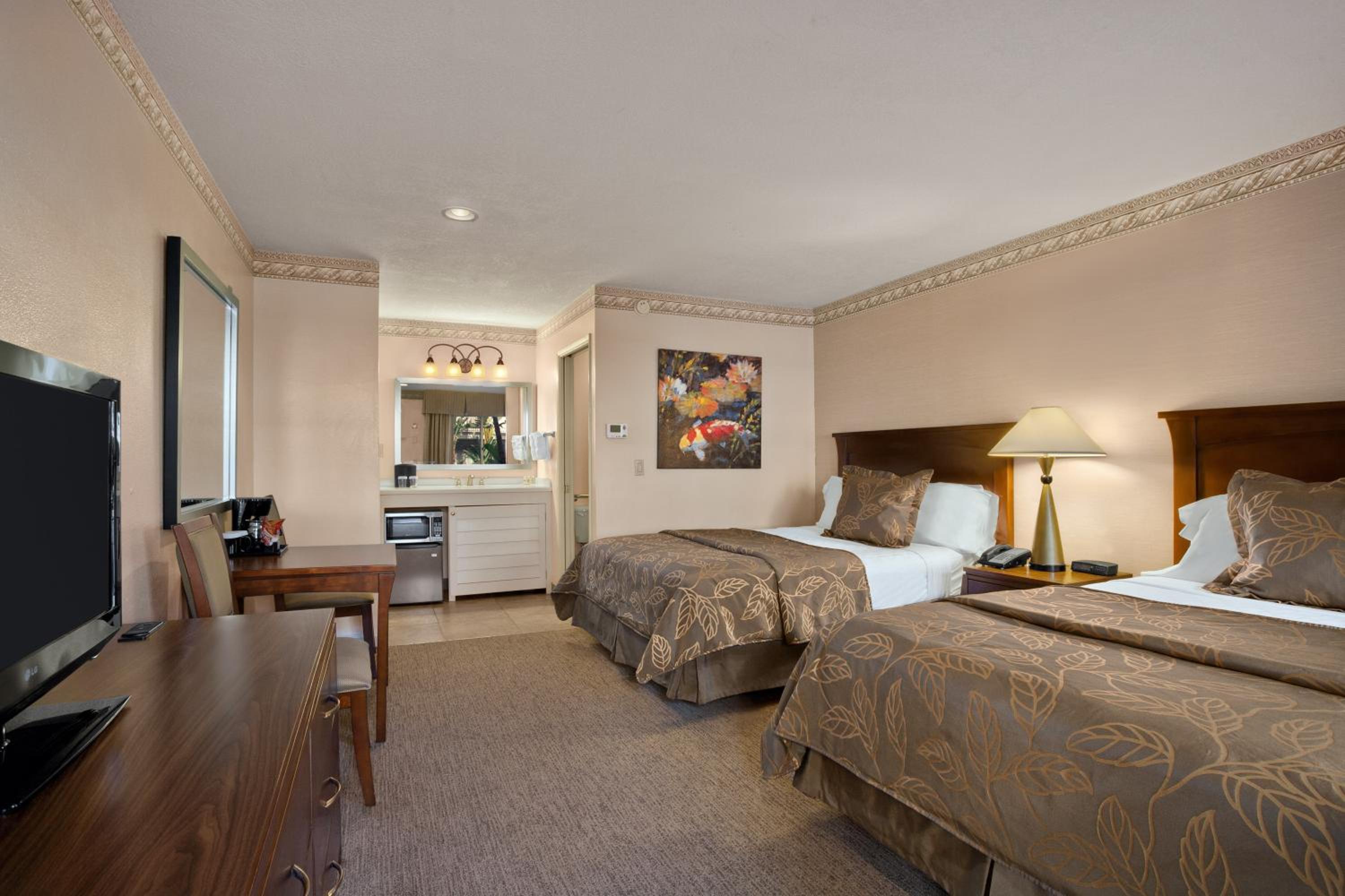 Queen Room with Two Queen Beds - Photo 3