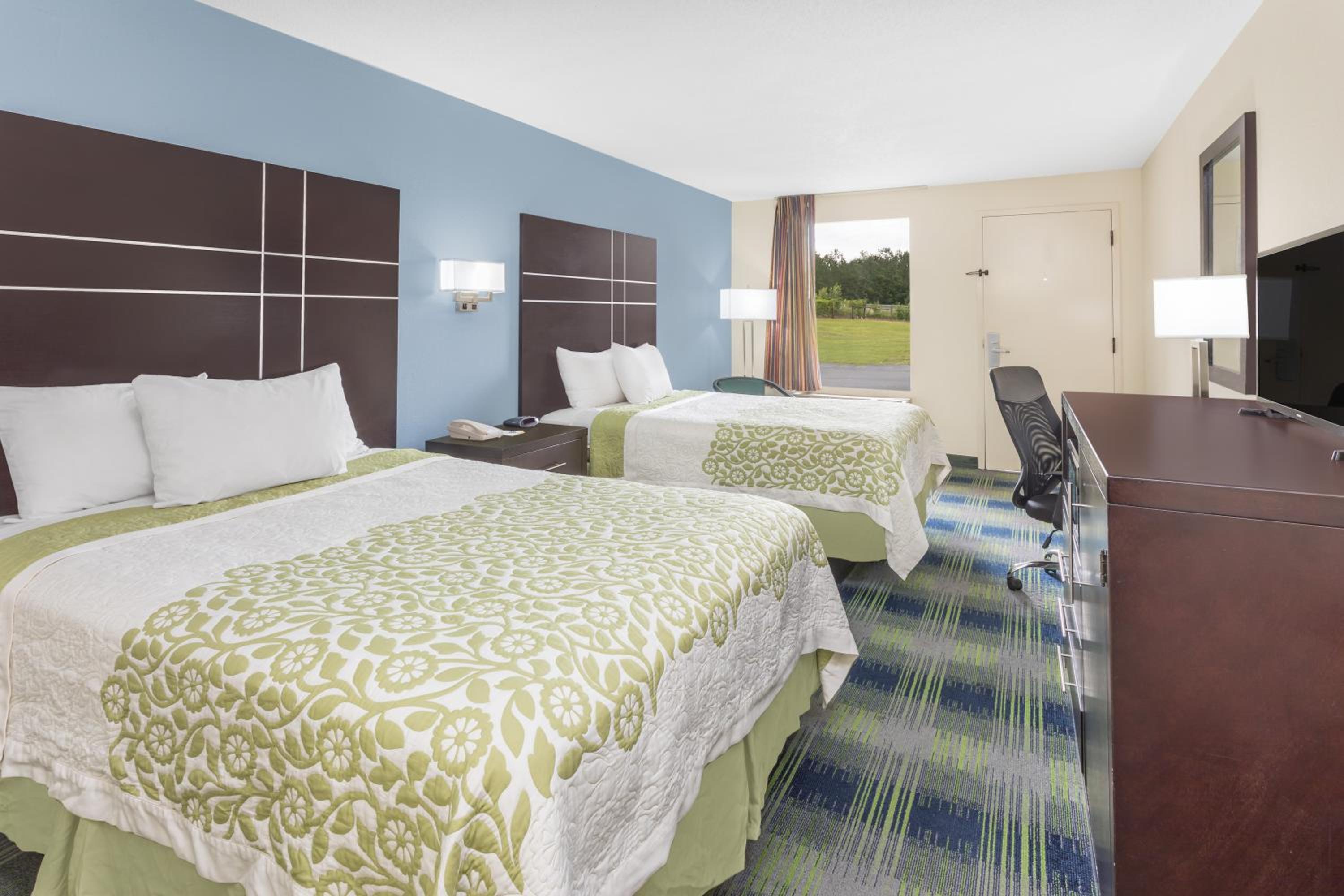 Deluxe Double Room with Two Double Beds - Non-Smoking - Photo 5