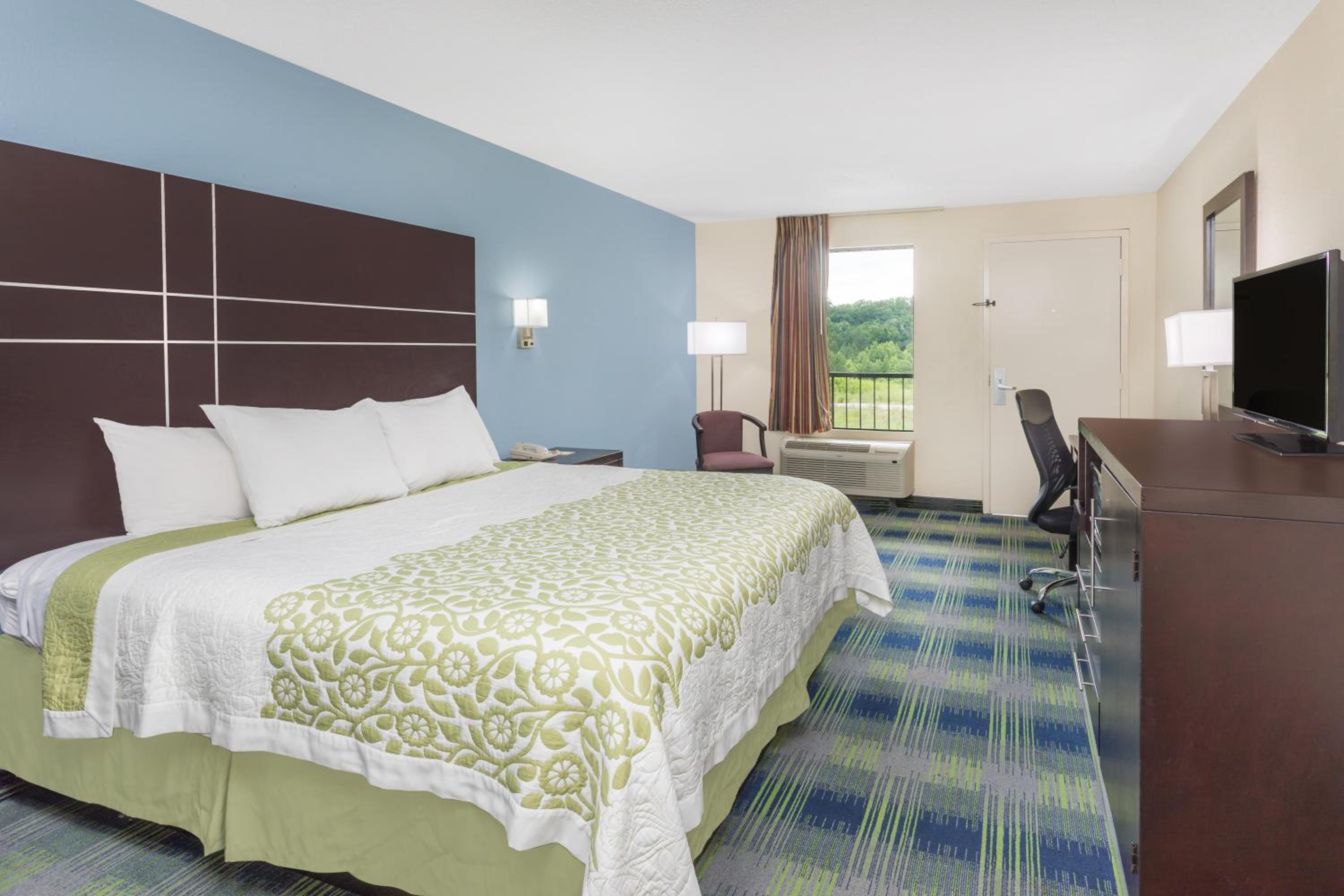King Room - Non-Smoking - Photo 2
