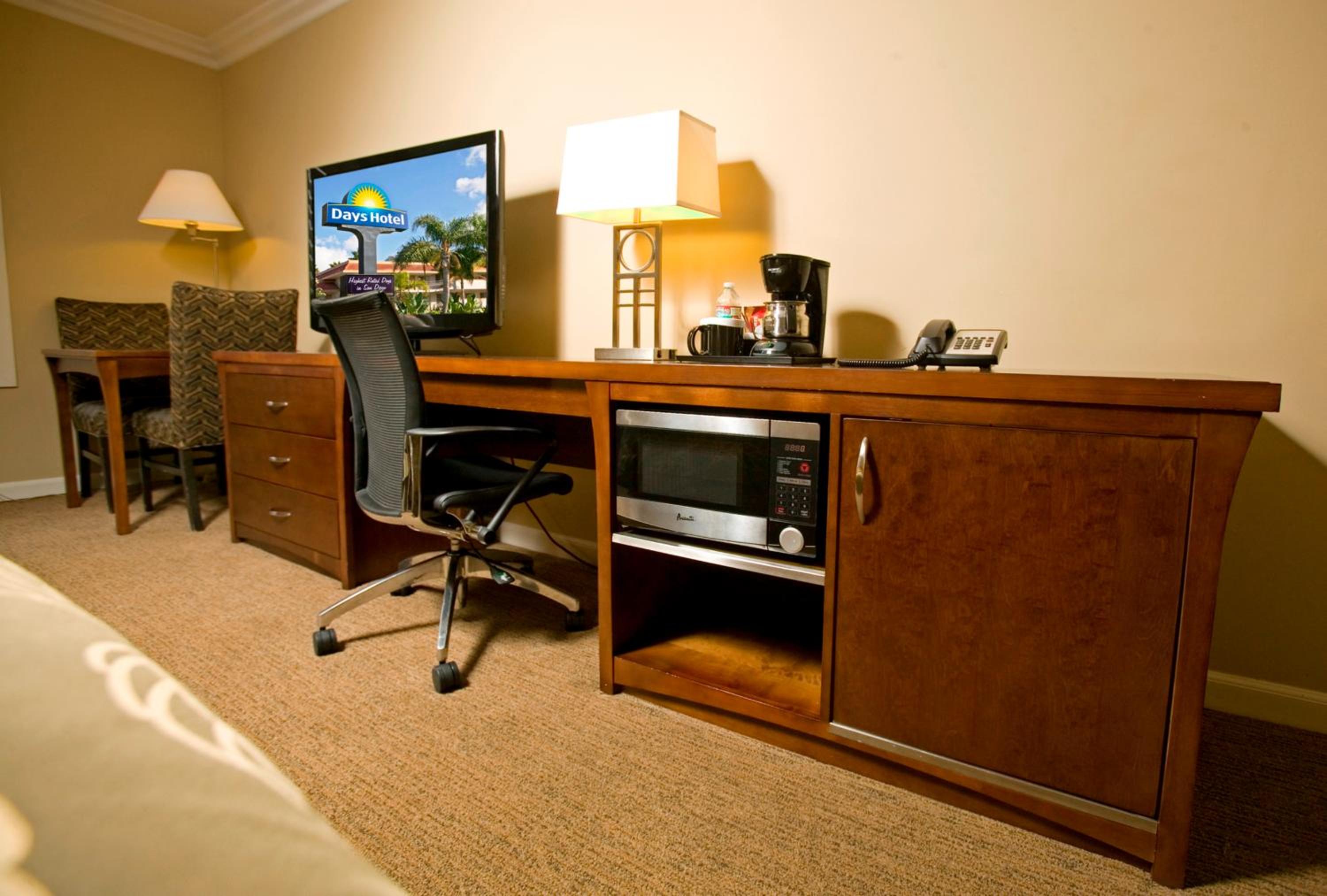 Premier King Room - Non-Smoking - Photo 10