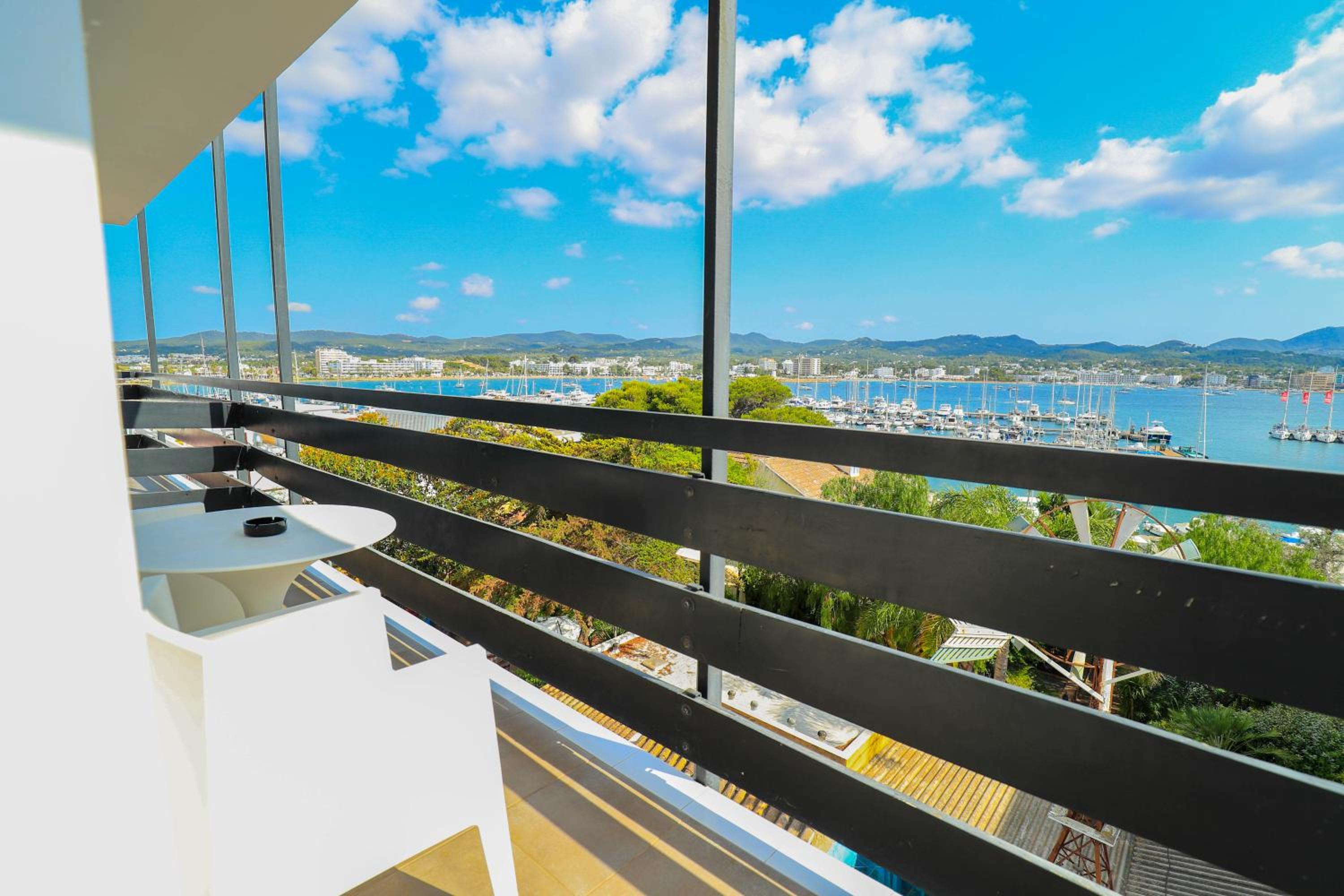 Double or Twin Room with Sea View photo 2