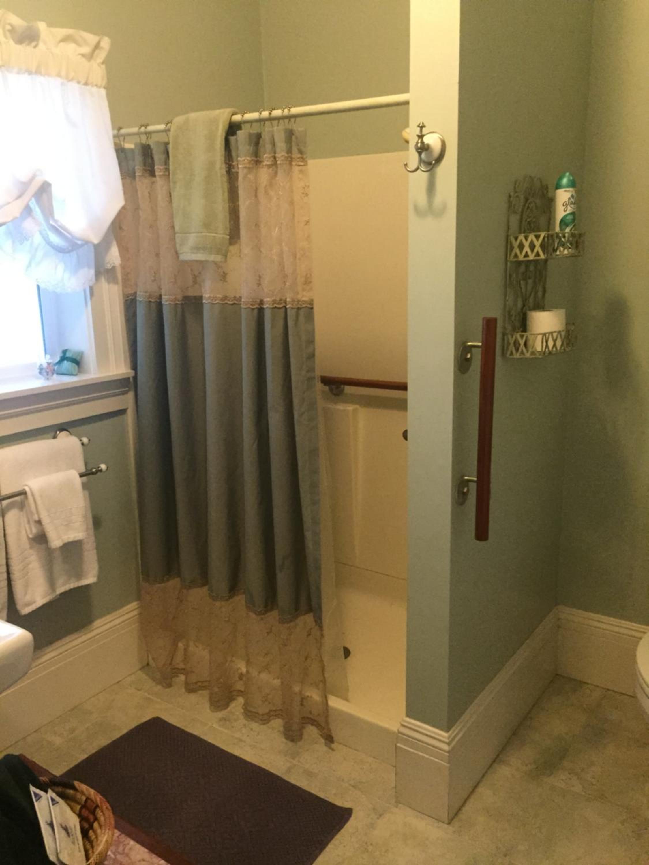 Queen Room with Private Bathroom - Disability Access #4 - Photo 5