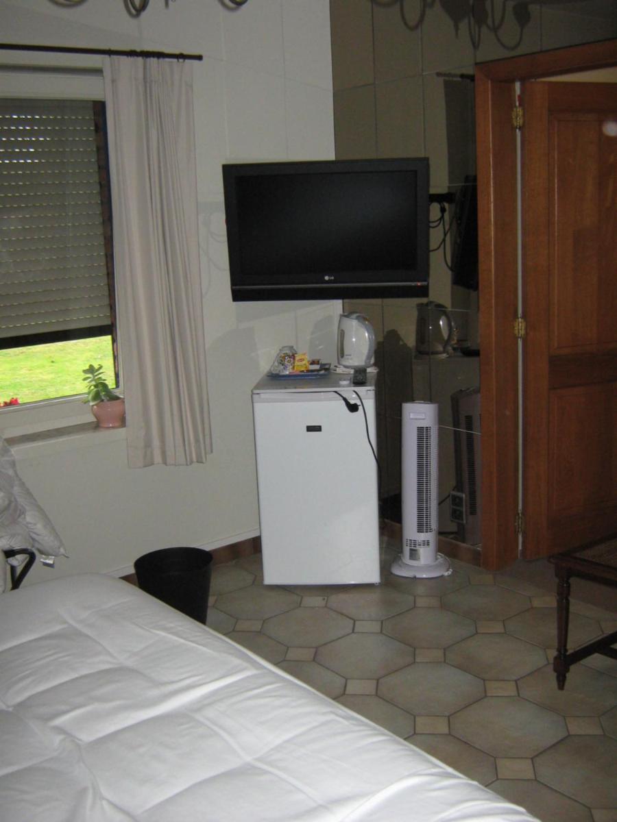 King Room with Roll-In Shower - Disability Access photo 3