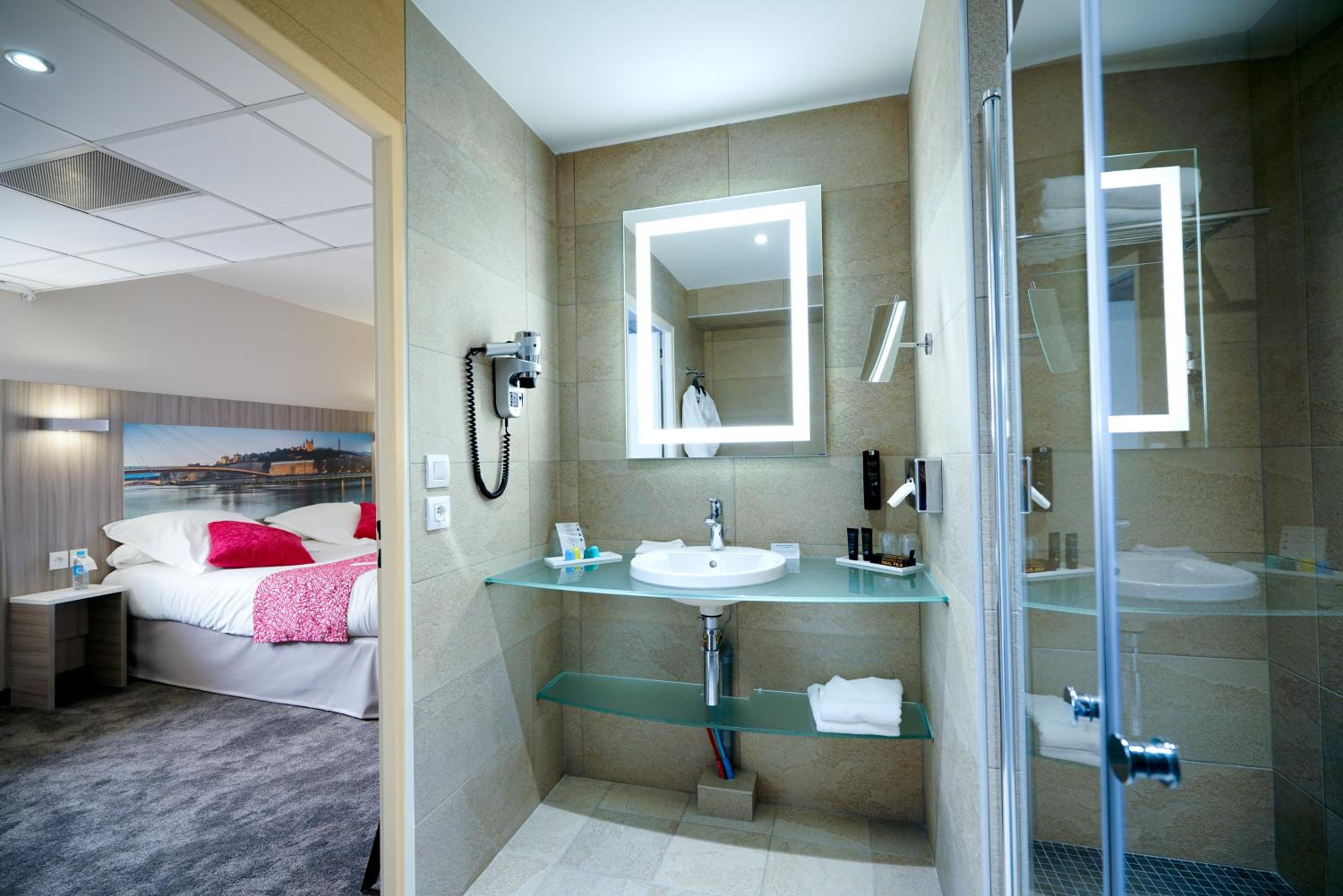 Junior King Suite with Sofa Bed thumbnail 5