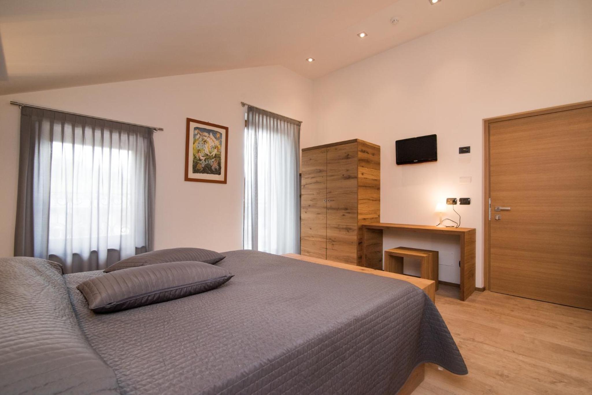 Deluxe Double Room - Photo 11