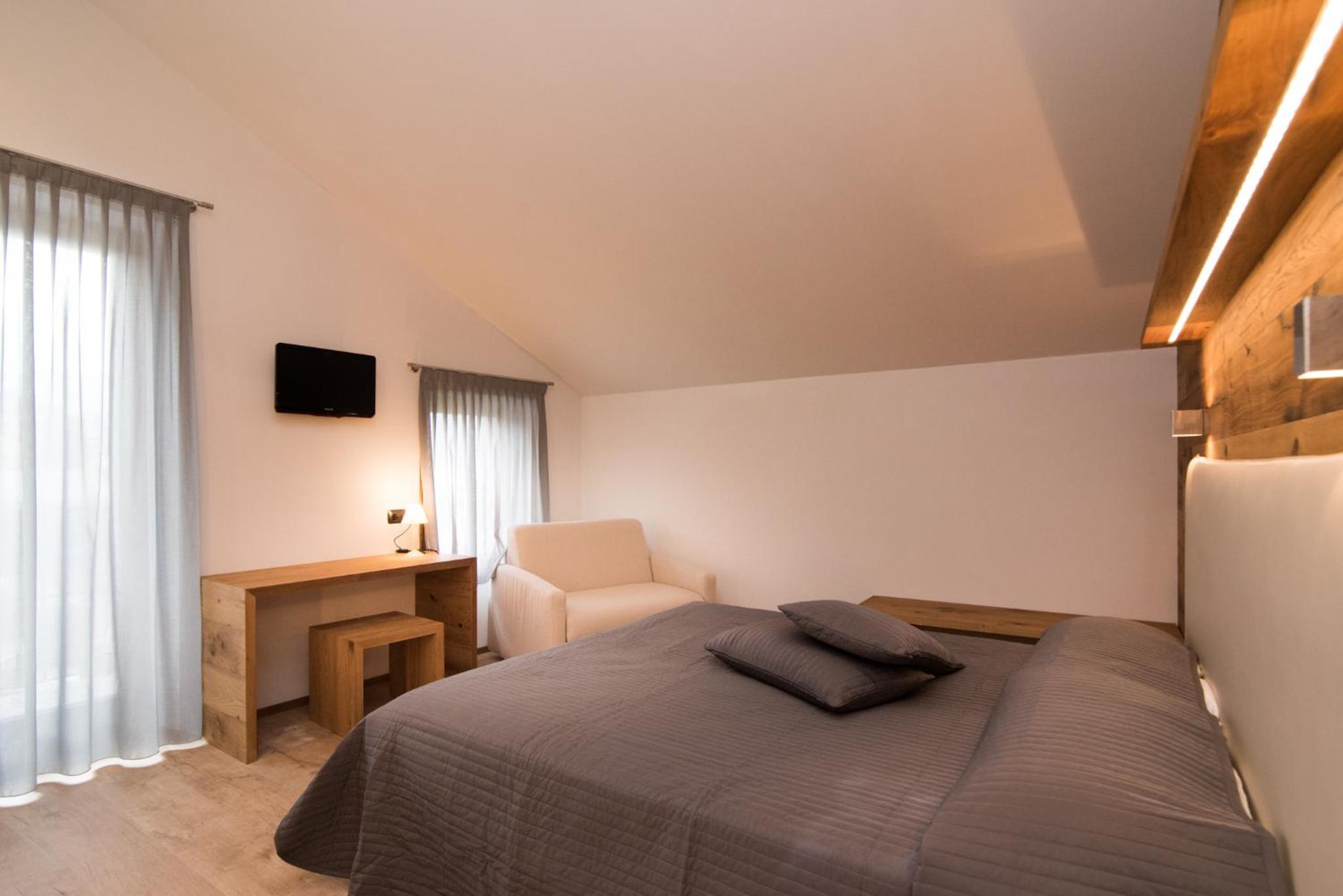 Deluxe Double Room - Photo 14