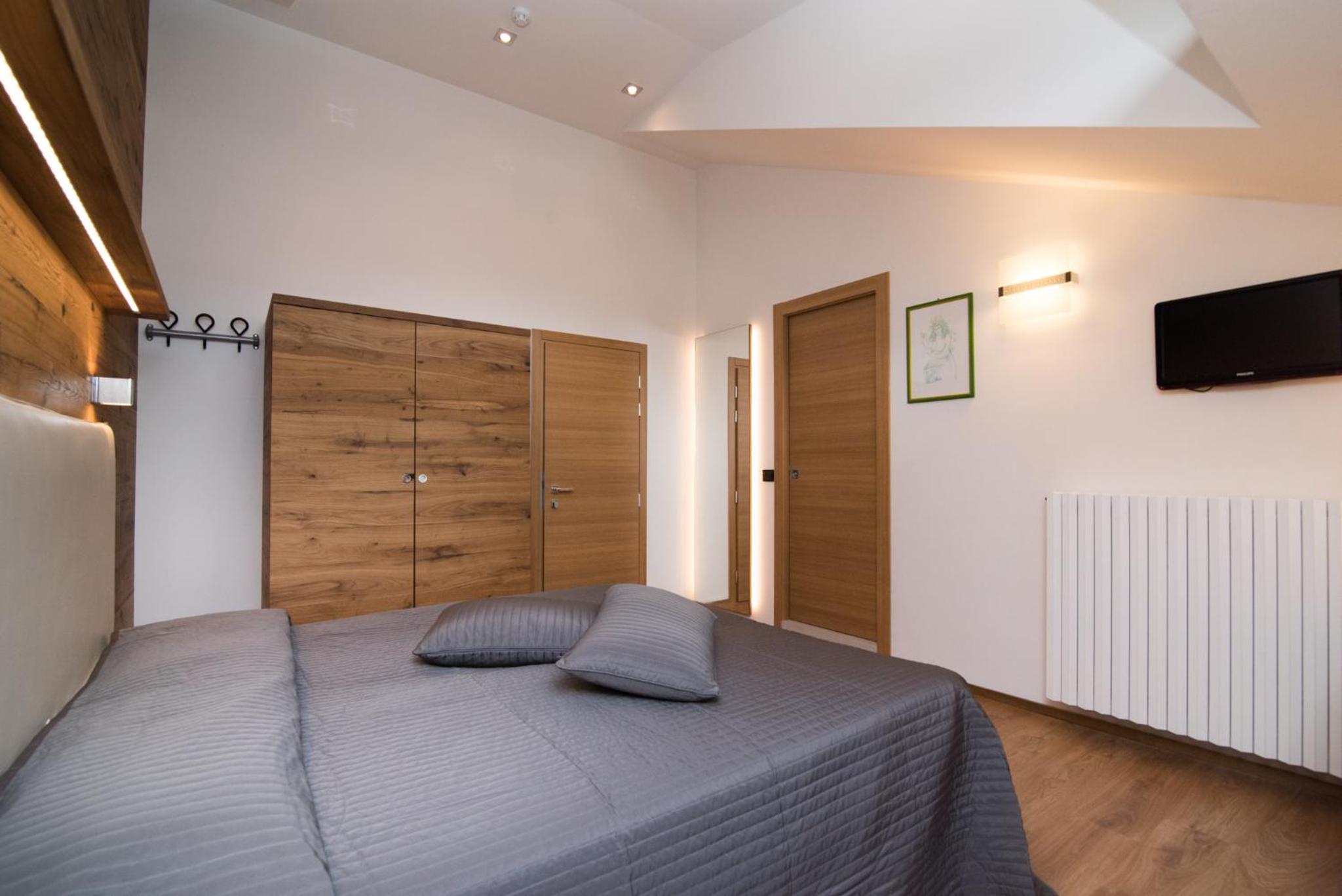 Deluxe Double Room - Photo 9