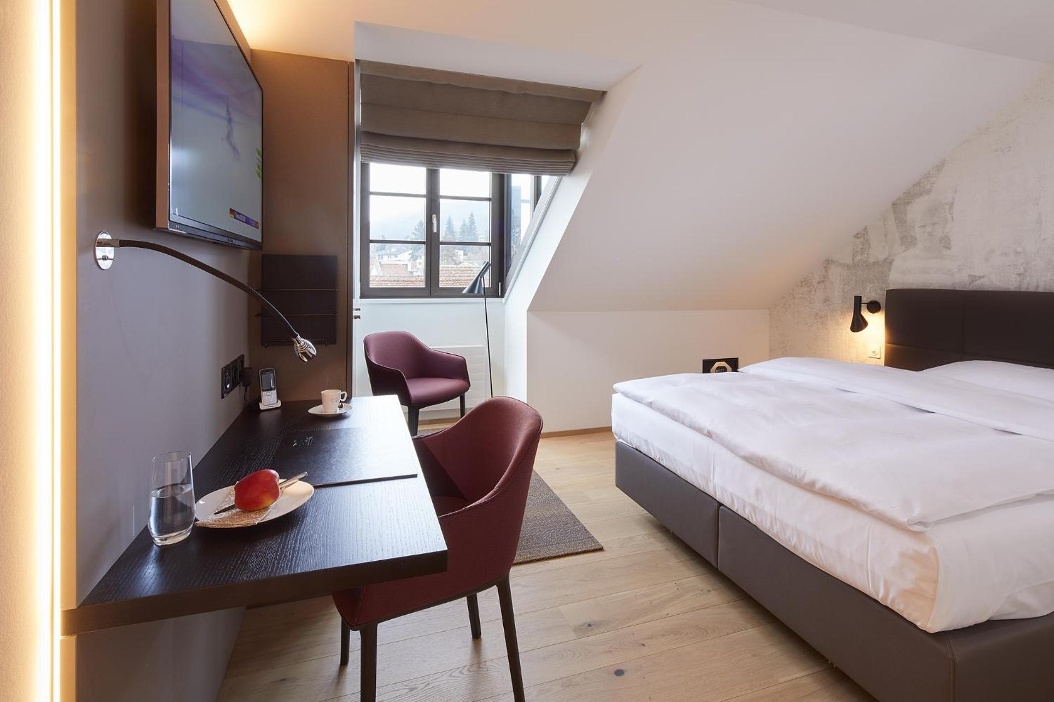 Business Queen Room