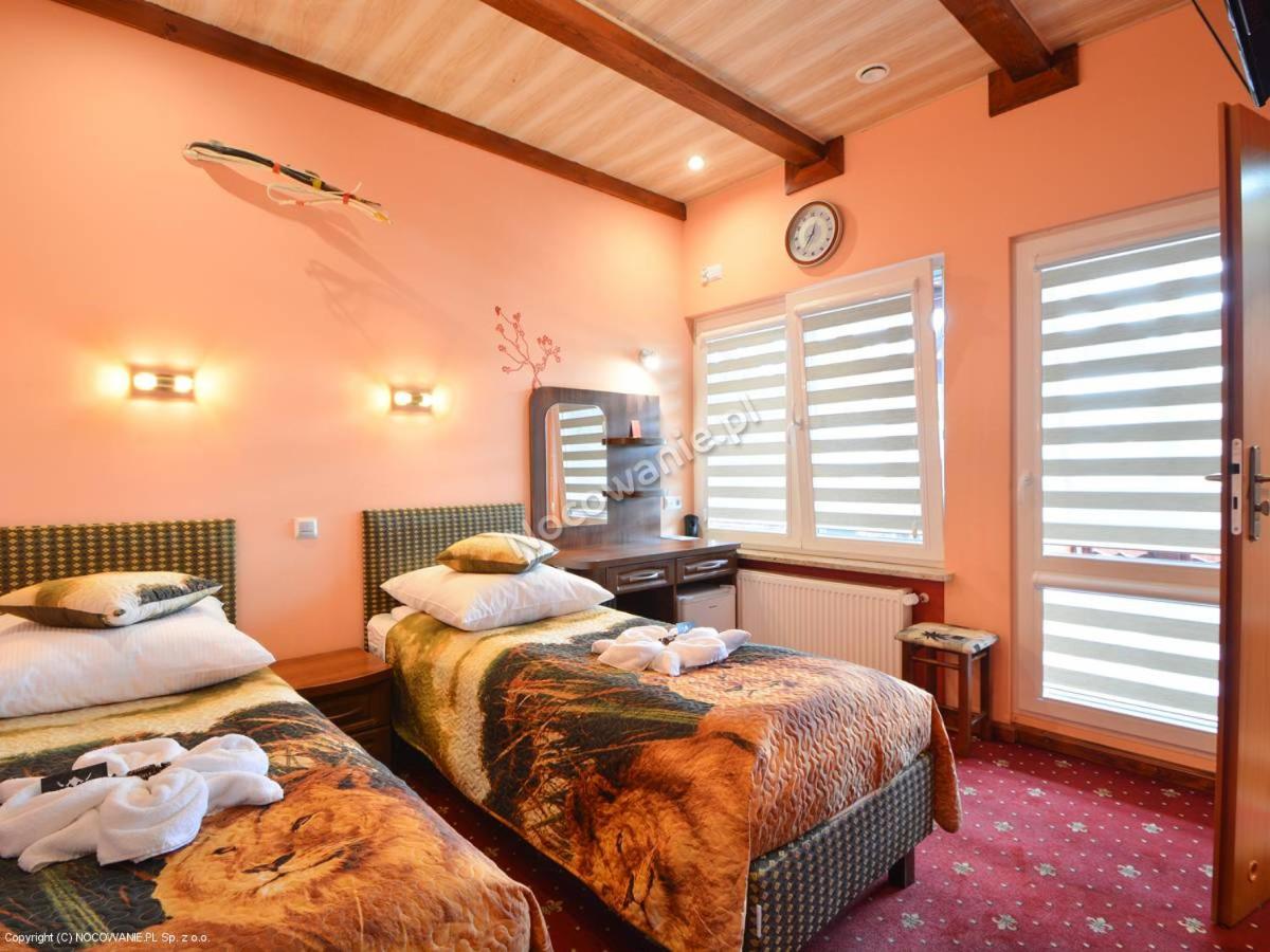 Double or Twin Room with Balcony and Private Bathroom - Photo 16