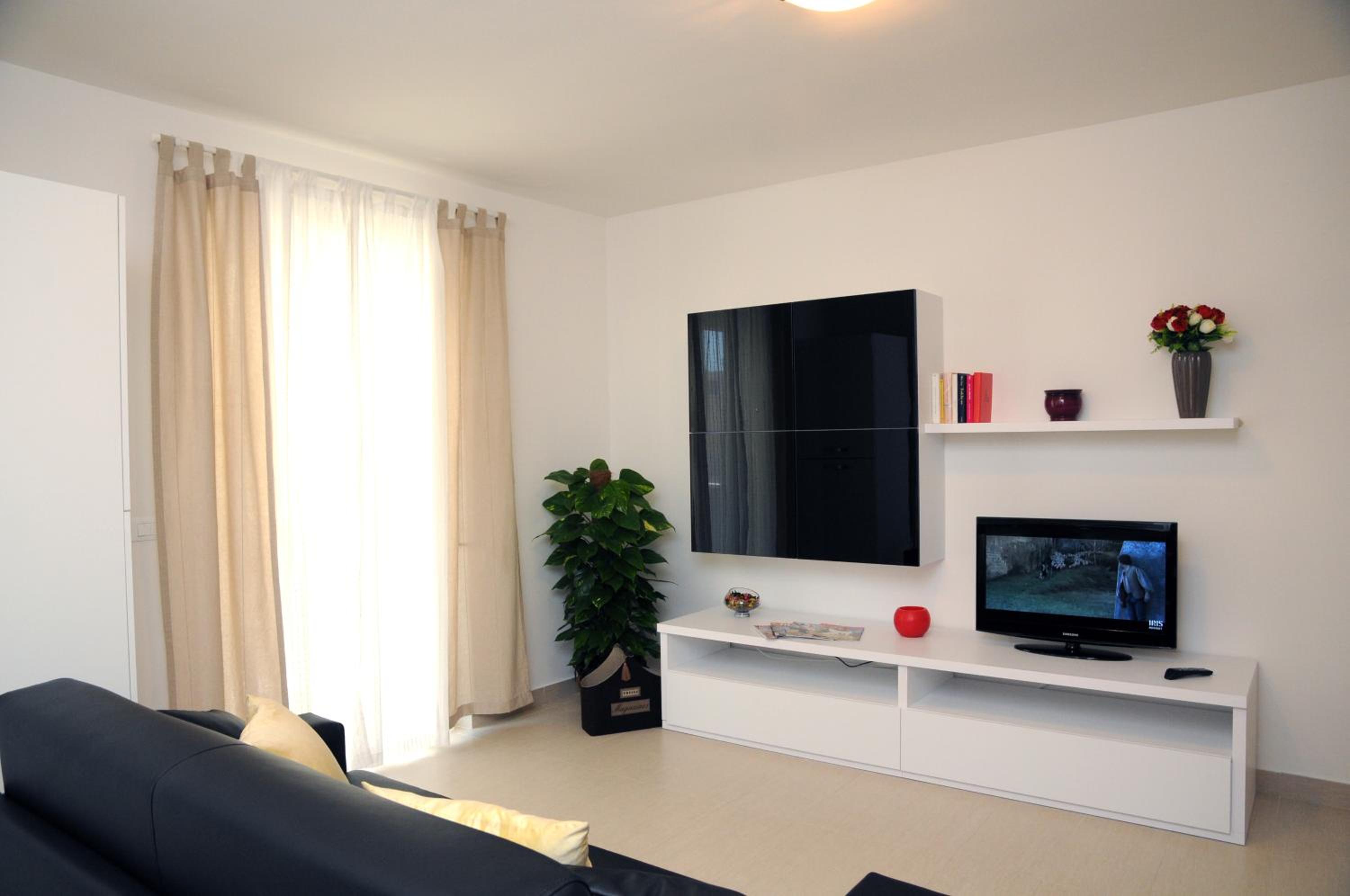 One-Bedroom Apartment - Photo 6